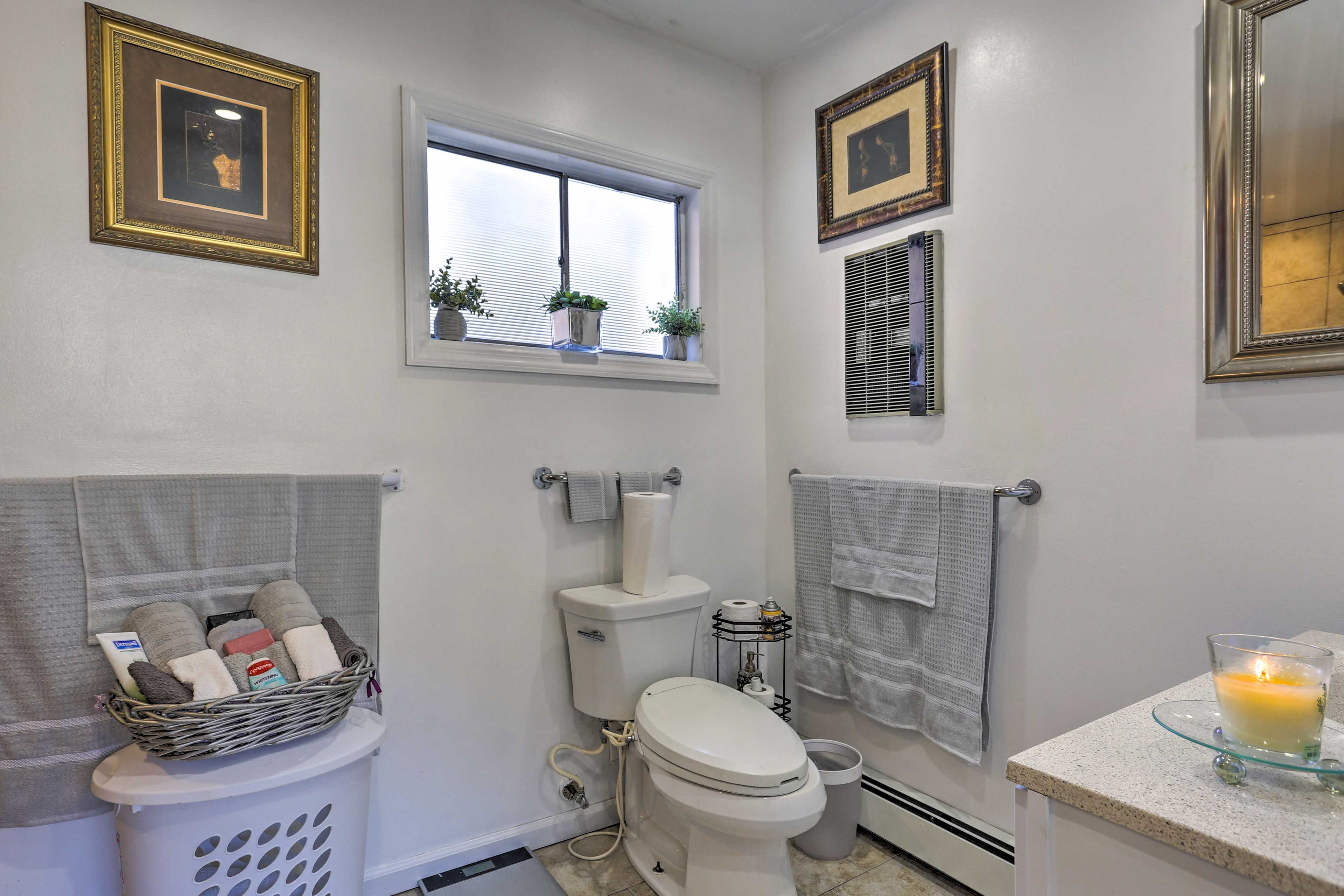 Full Bathroom | Complimentary Toiletries