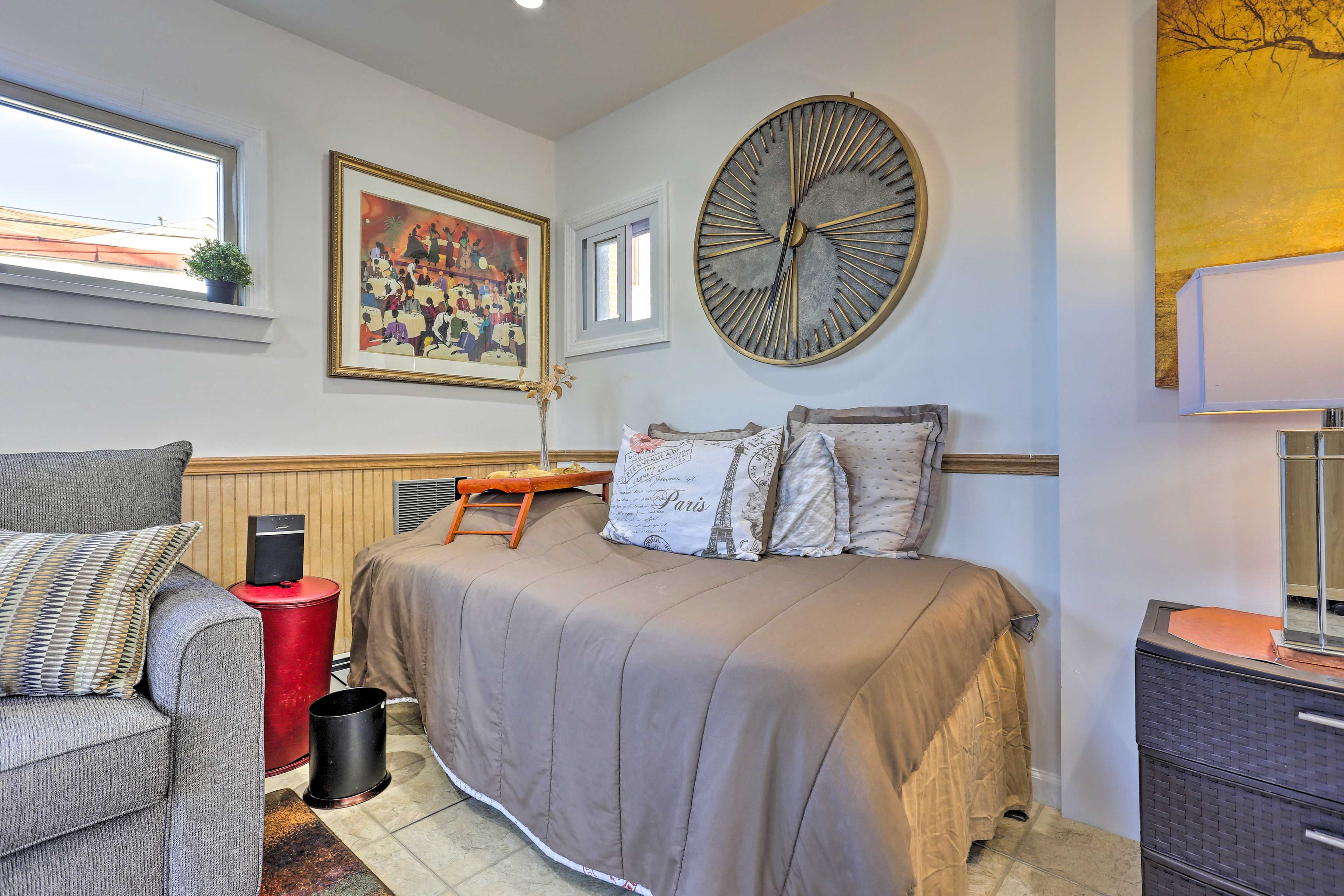 Studio | Twin Bed | Linens Provided