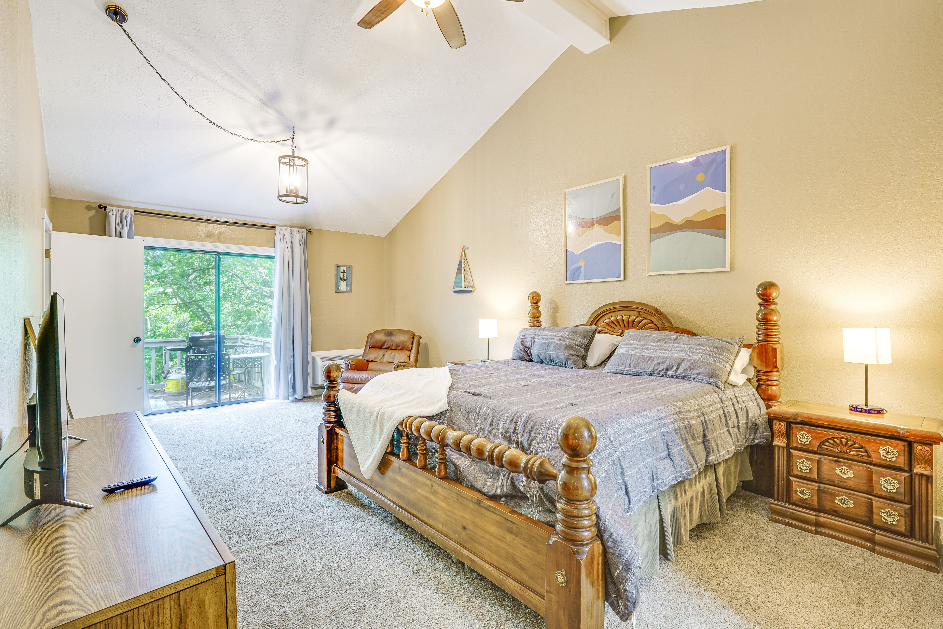 Bedroom 1 | King Bed | Main Floor