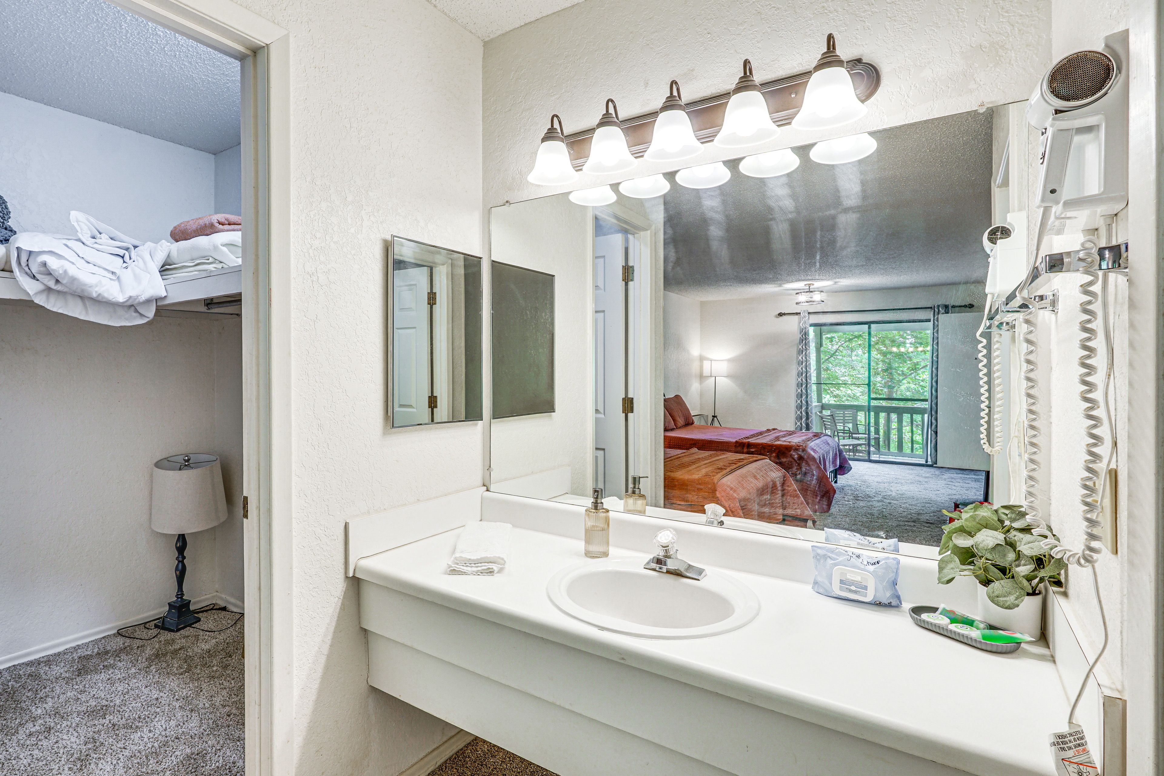 En-Suite Bathroom | Lower Floor