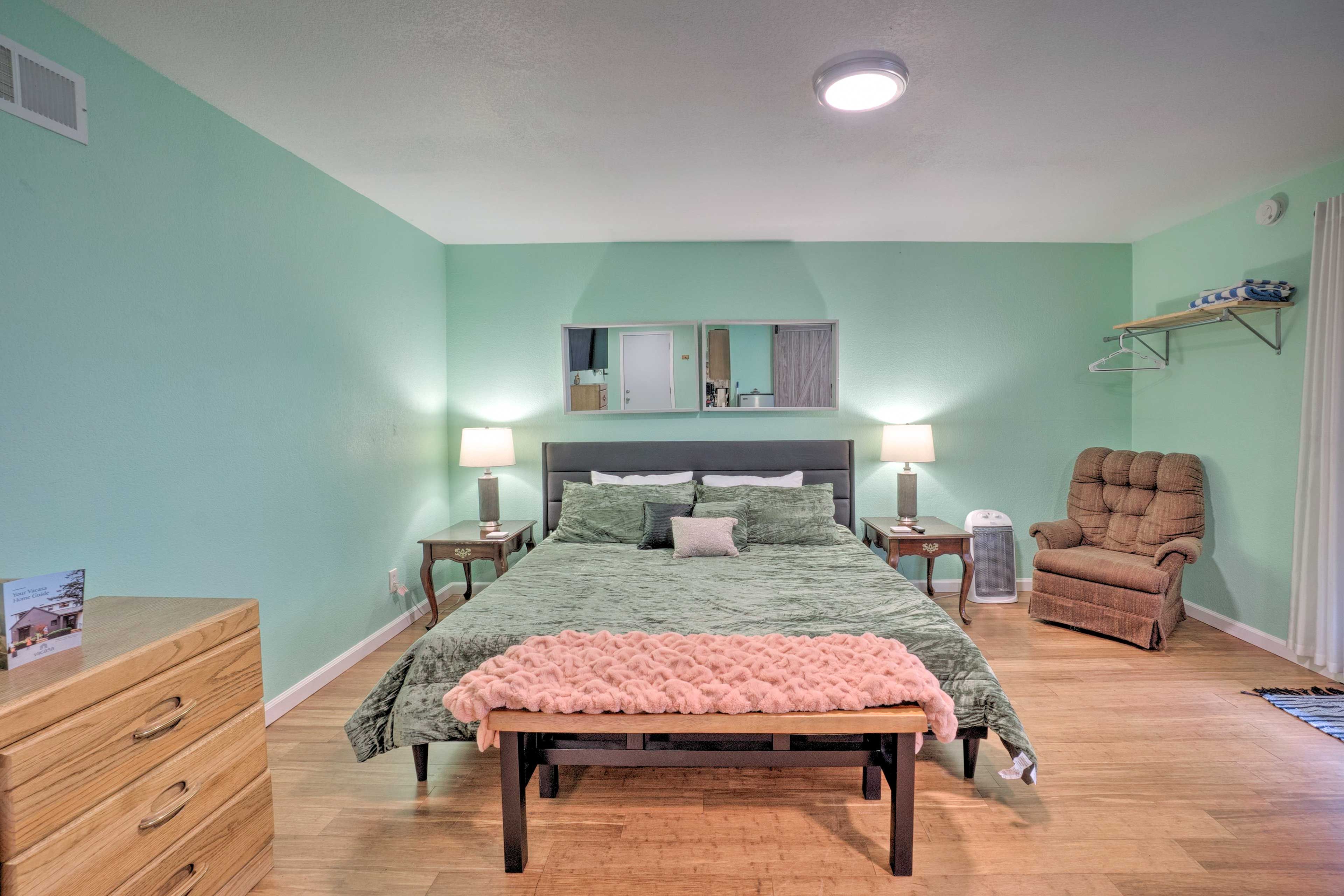 Studio | California King Bed
