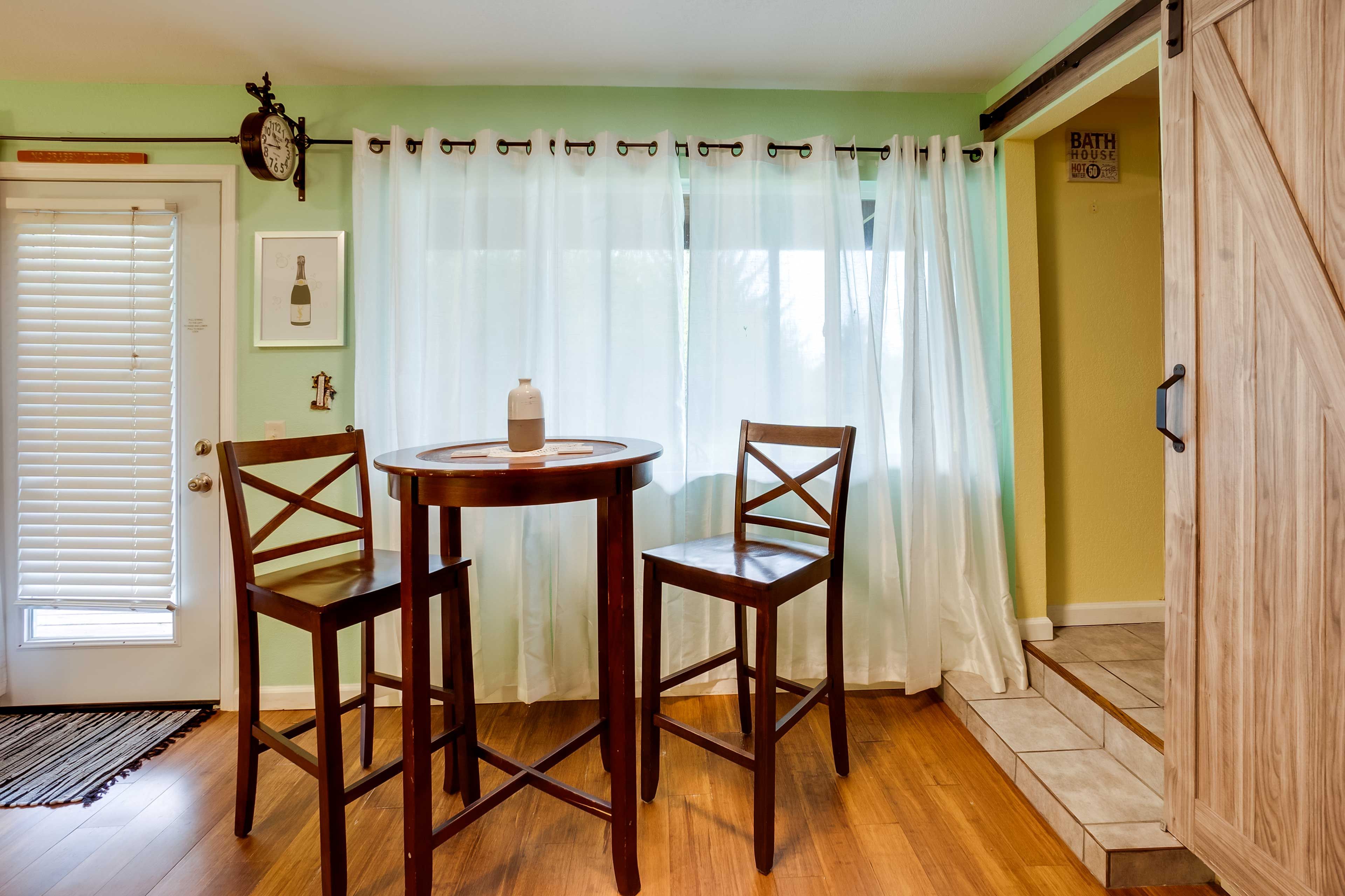 Dining Area | Dishware & Flatware Provided