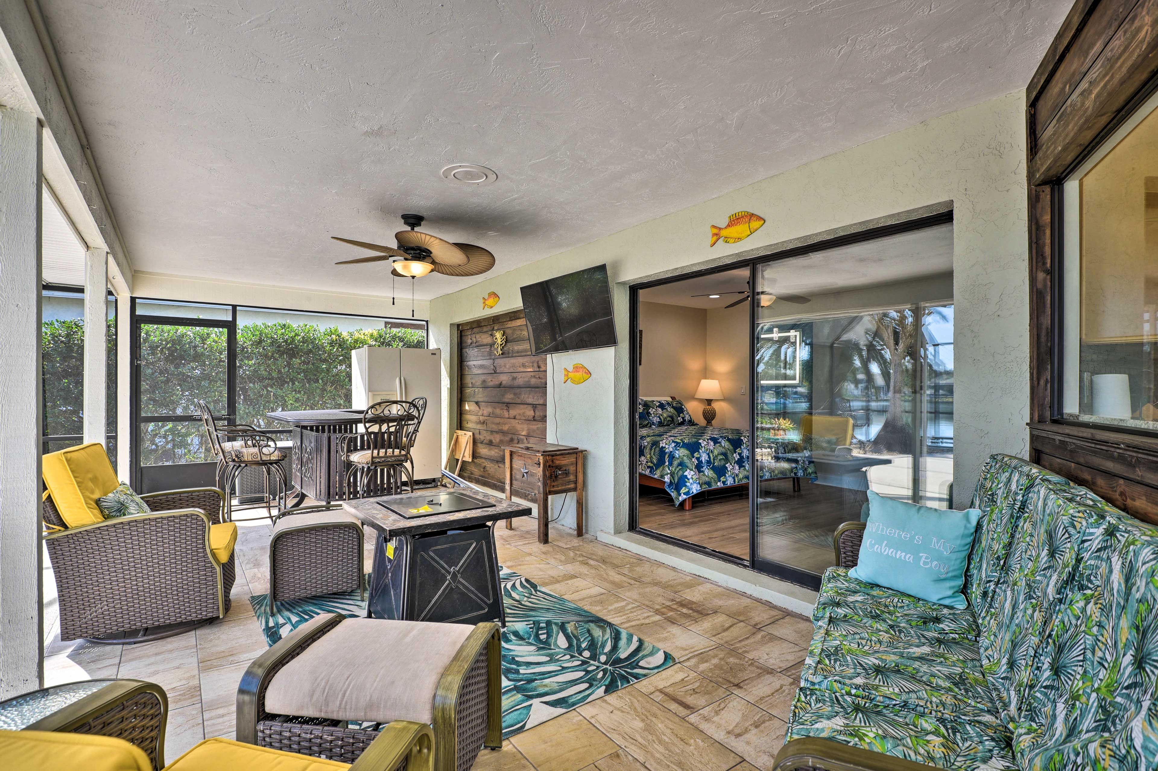 Covered Patio | Outdoor Couches & TV