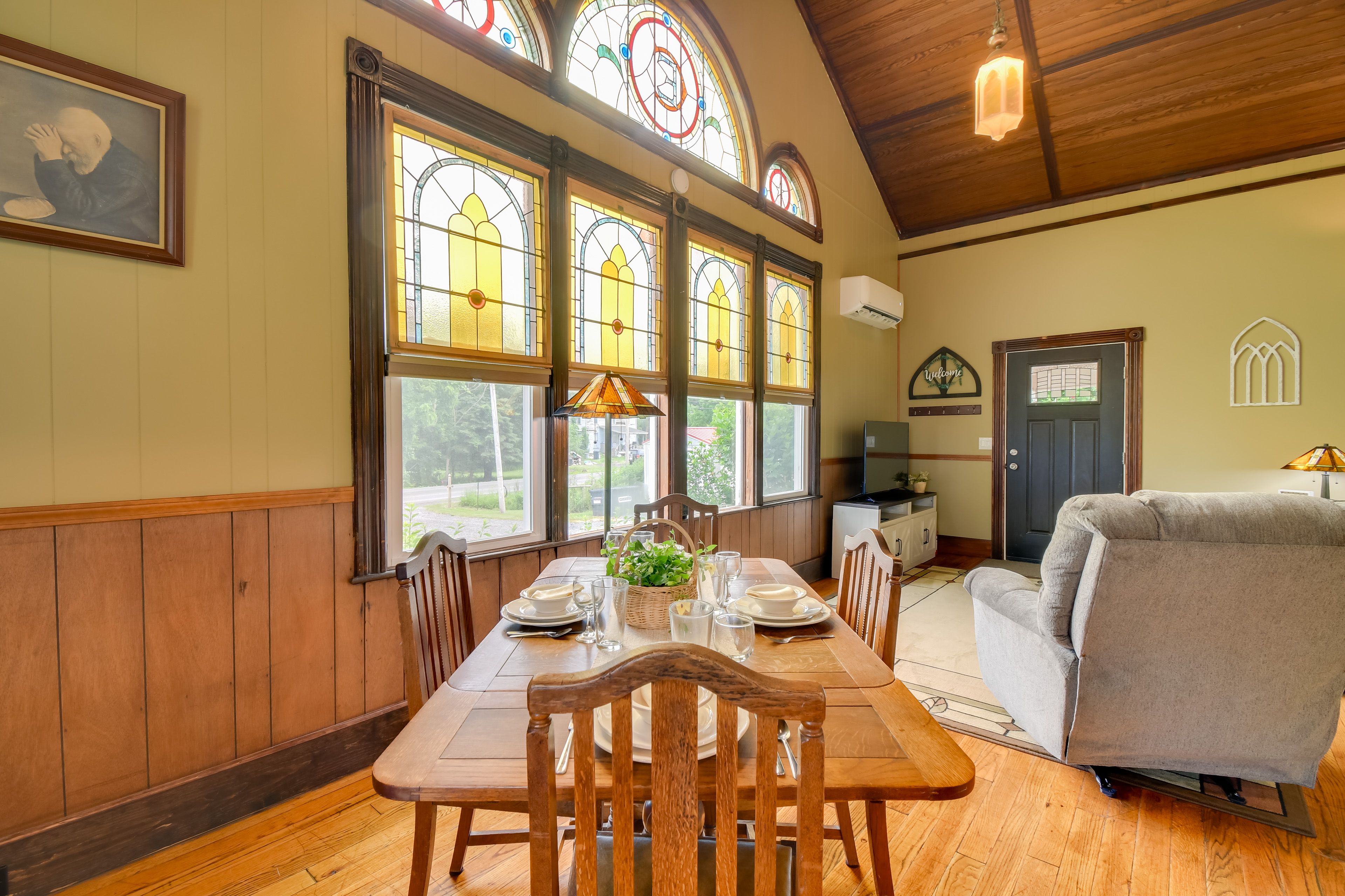 Dining Area | Dishware/Flatware Provided