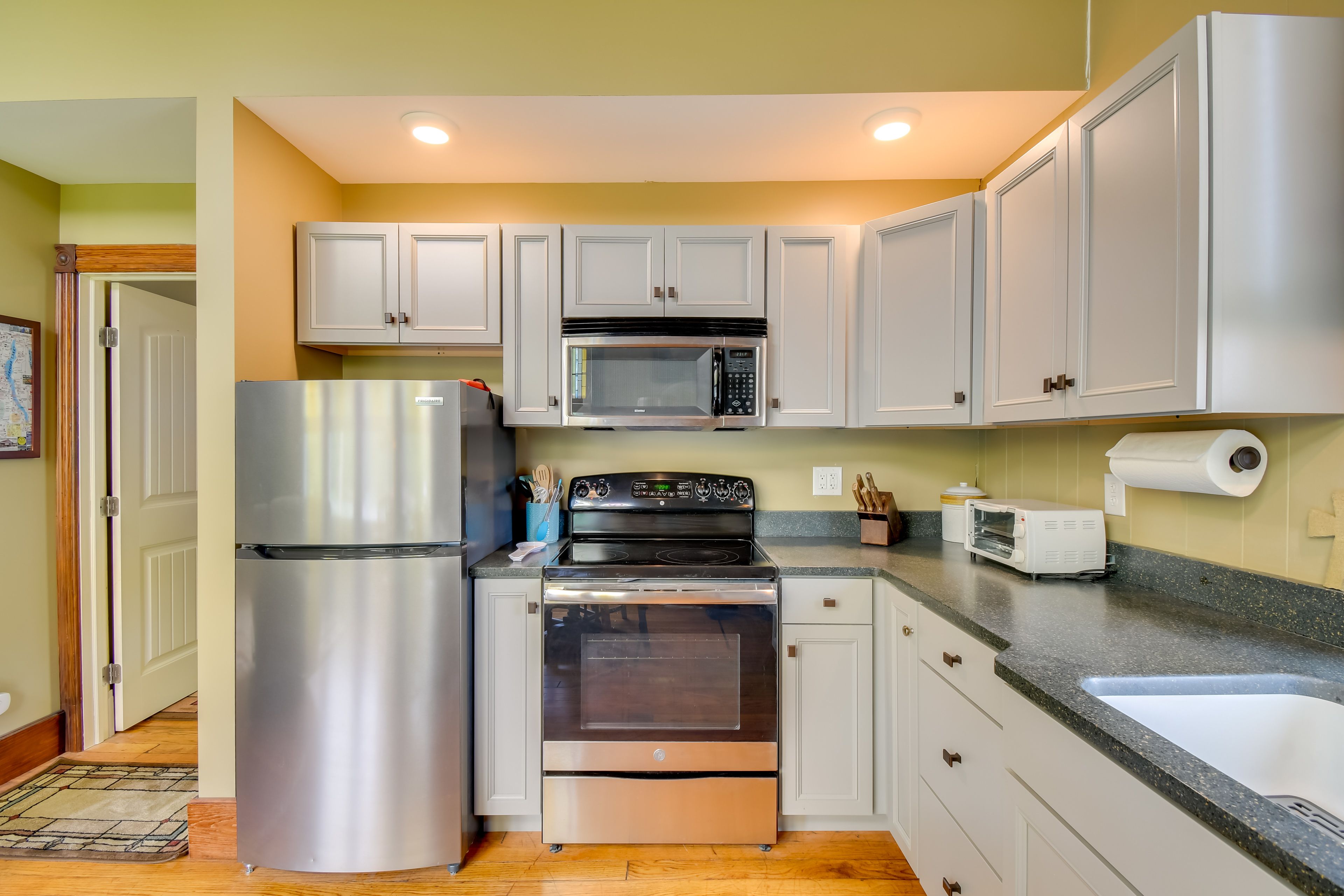 Kitchen | Cooking Basics | Combo Drip & Keurig Coffee Maker | Toaster Oven