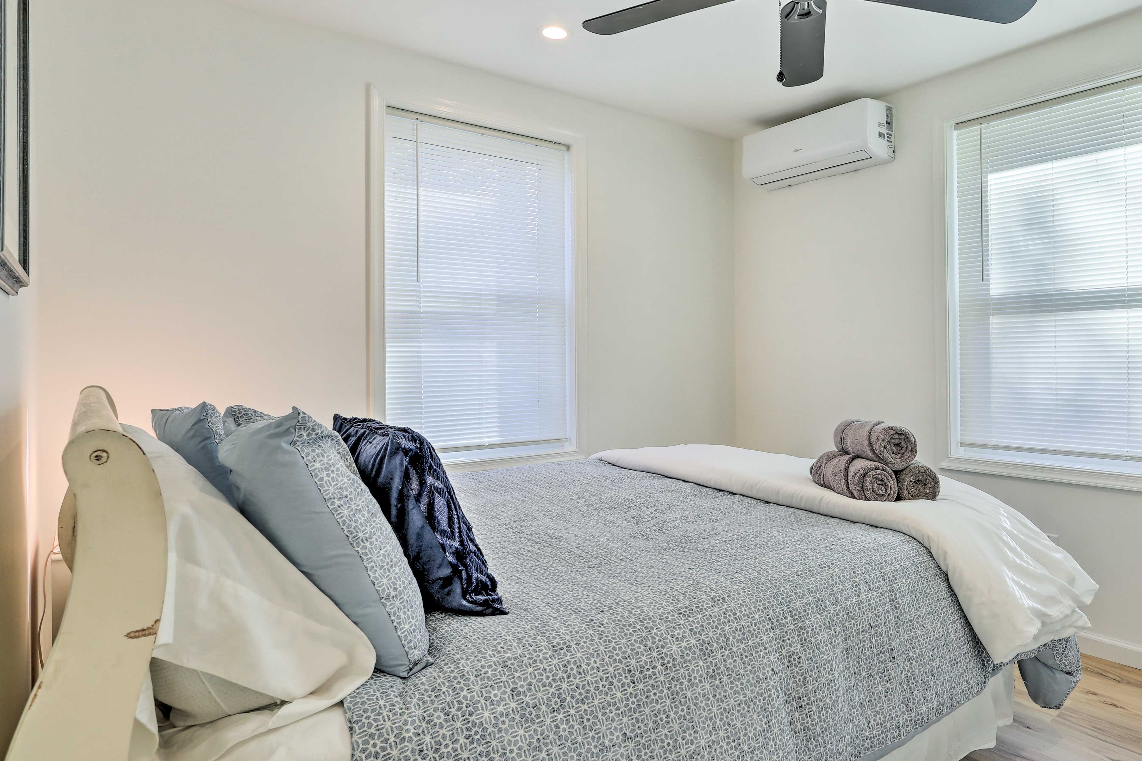 Bedroom 1 | Queen Bed