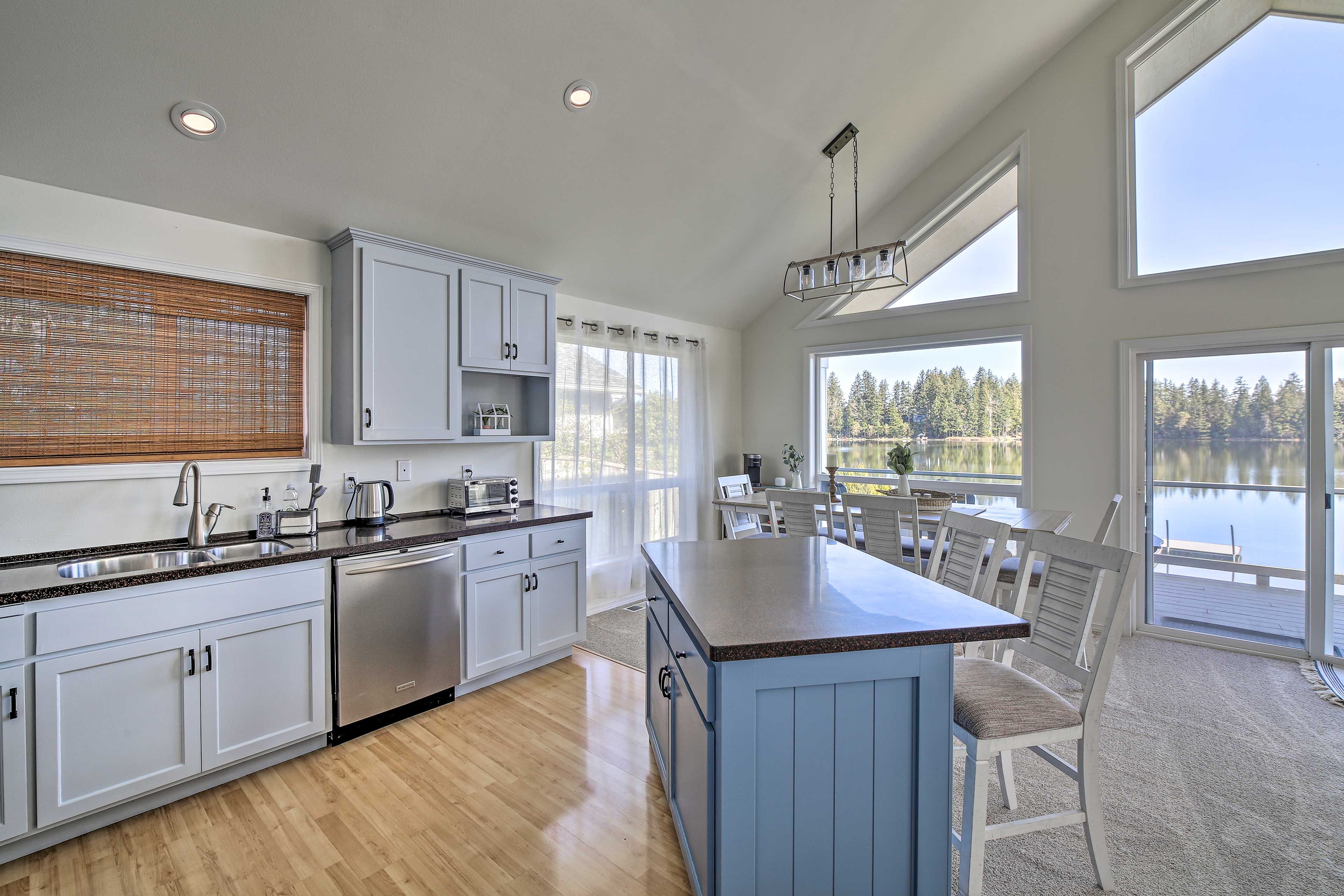 Kitchen | Island w/ Breakfast Bar