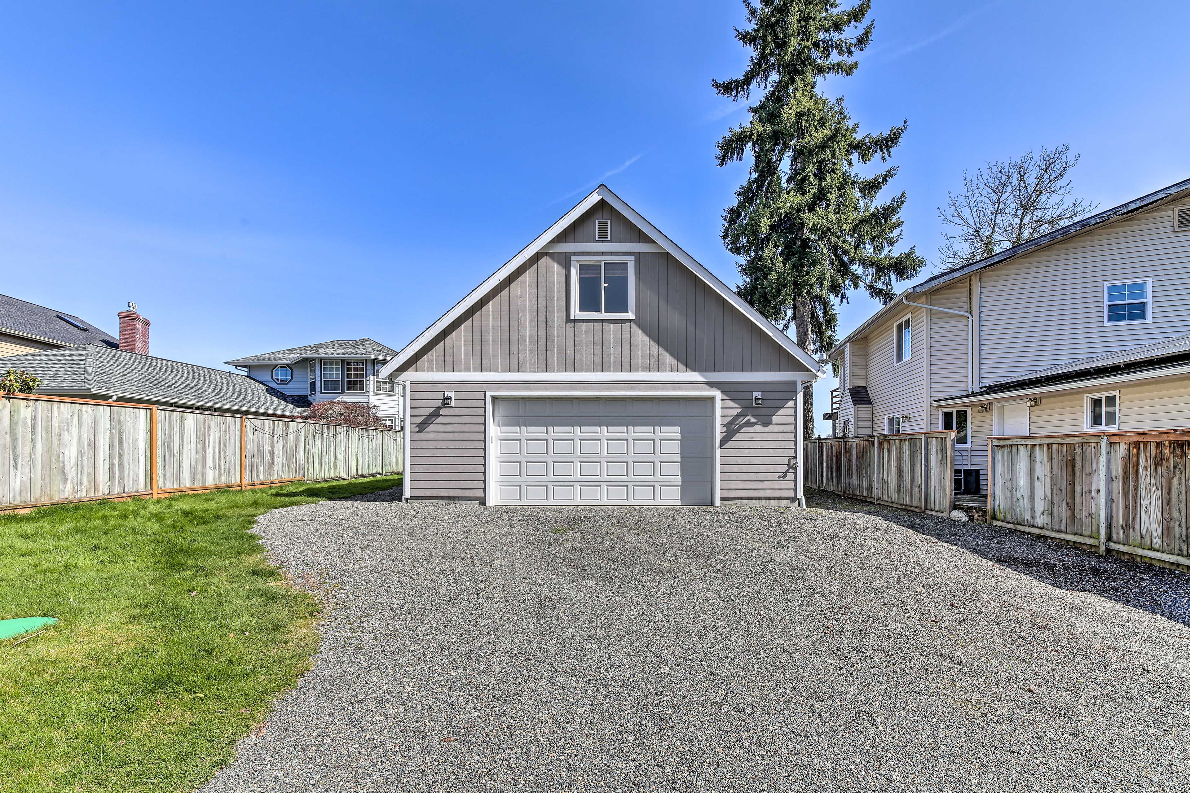 Parking | Gravel Driveway (4 Vehicles) | Boat Trailer Parking (1 Trailer)