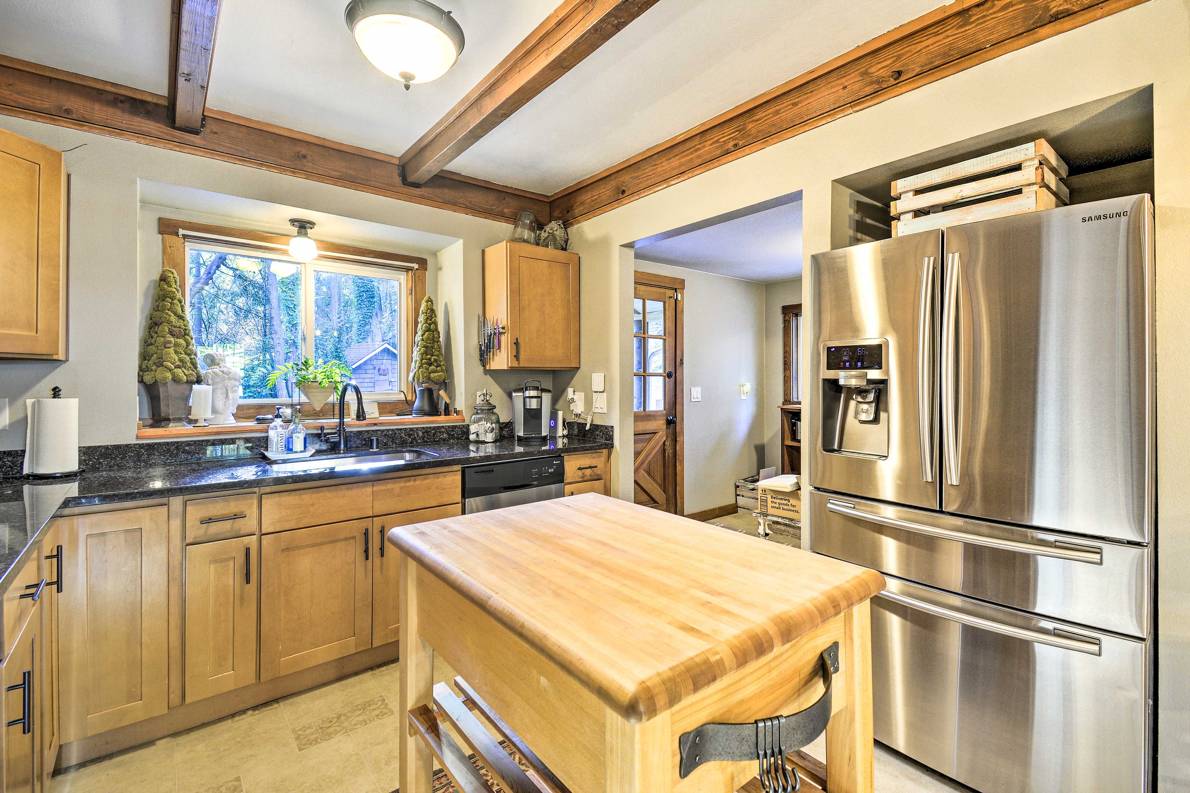 Kitchen | Keurig Coffee Maker | Complimentary Spices