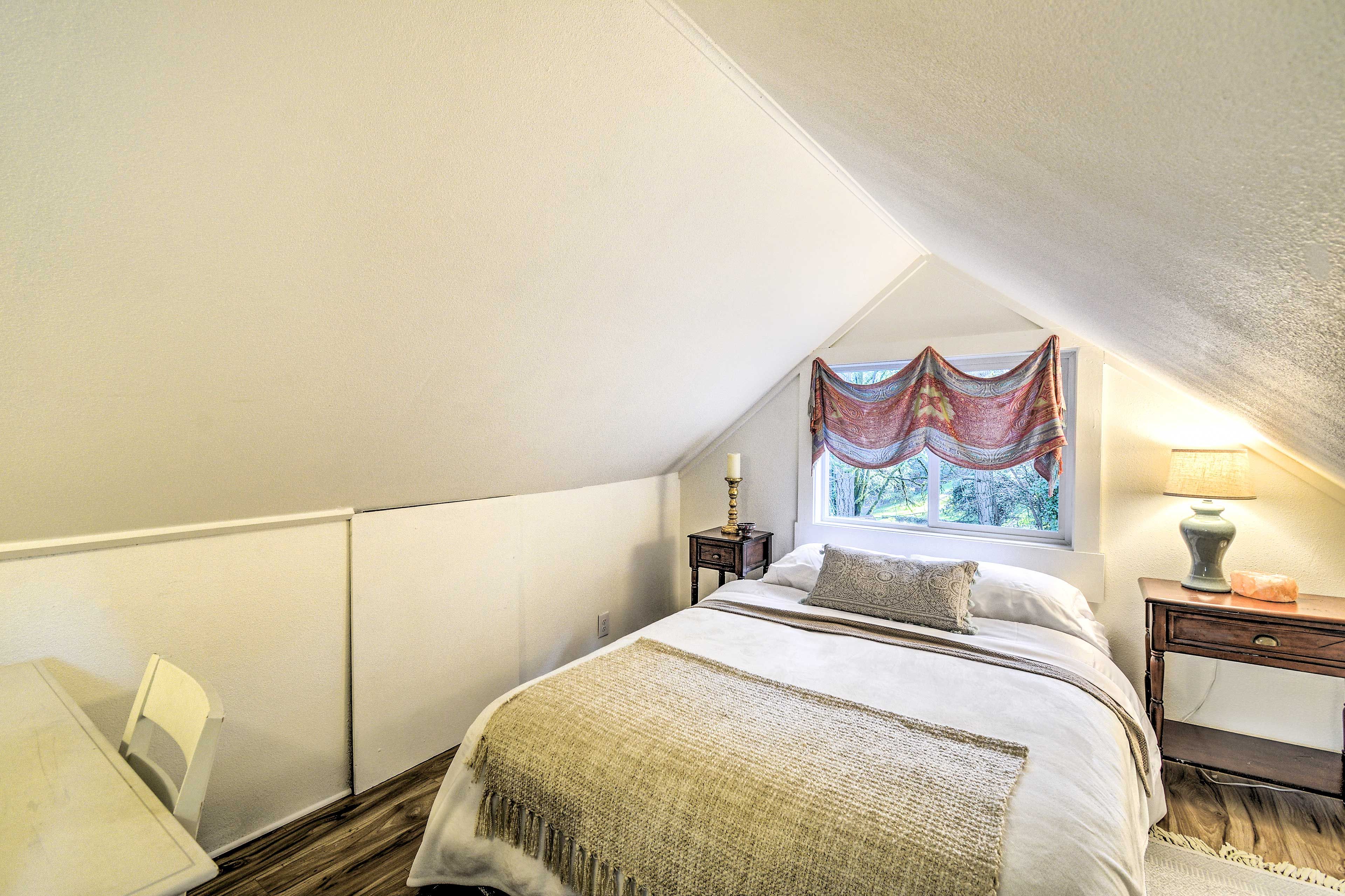 Loft | Upper Level | Queen Bed