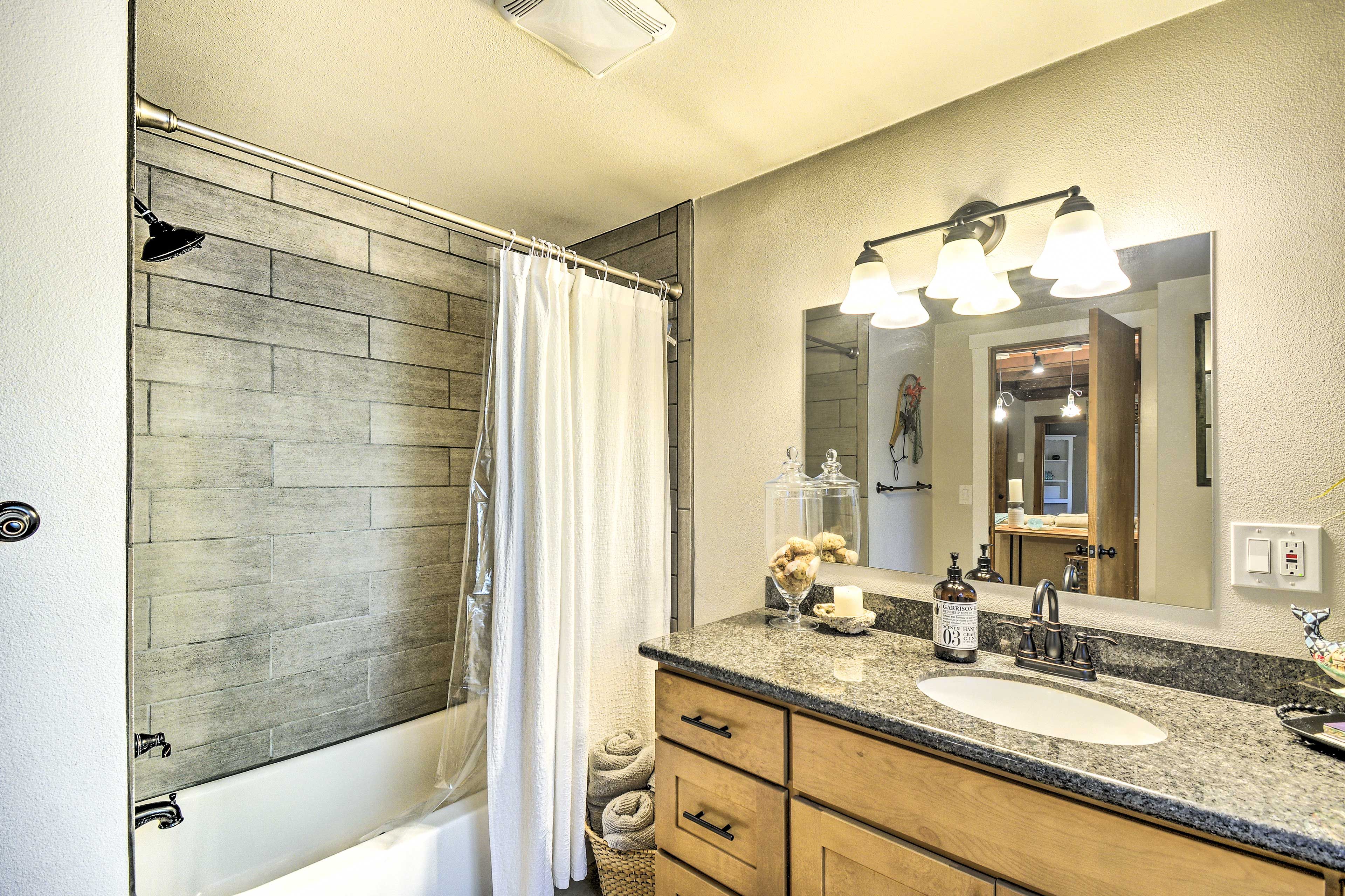Full Bathroom | Towels Provided
