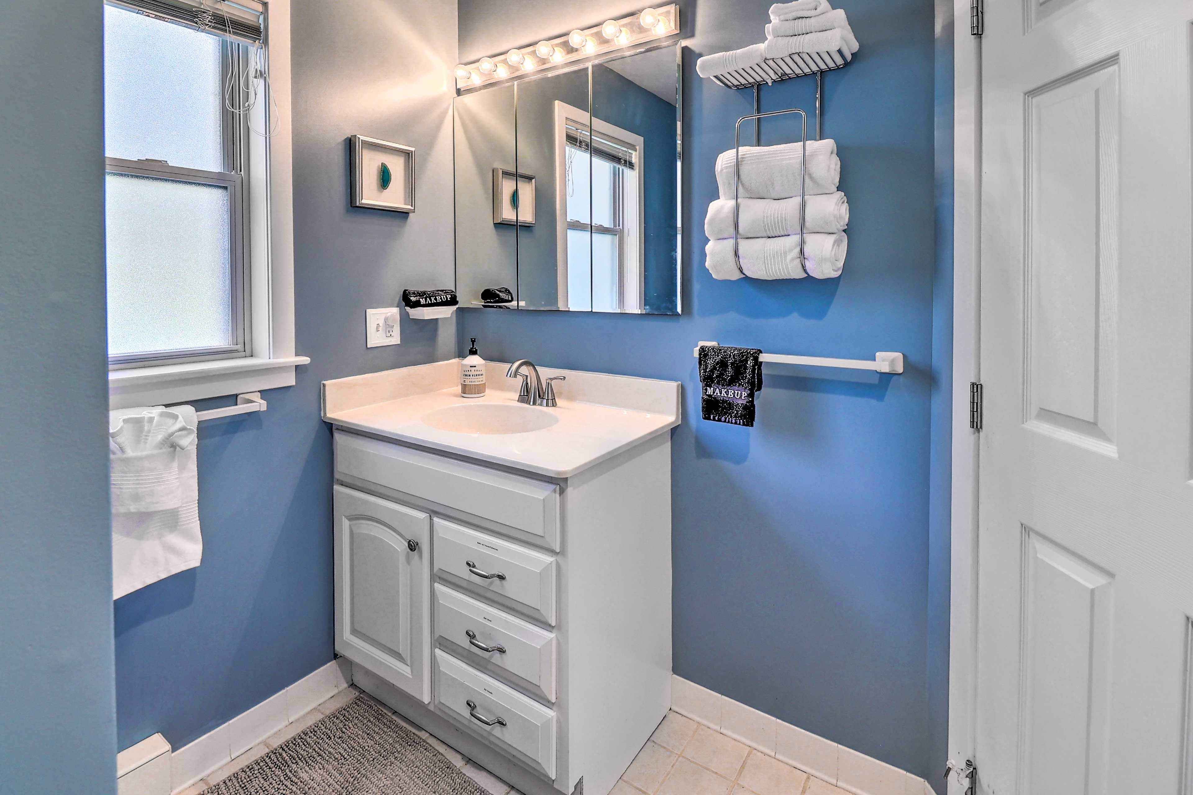 Full Bathroom | Complimentary Toiletries | Hair Dryer