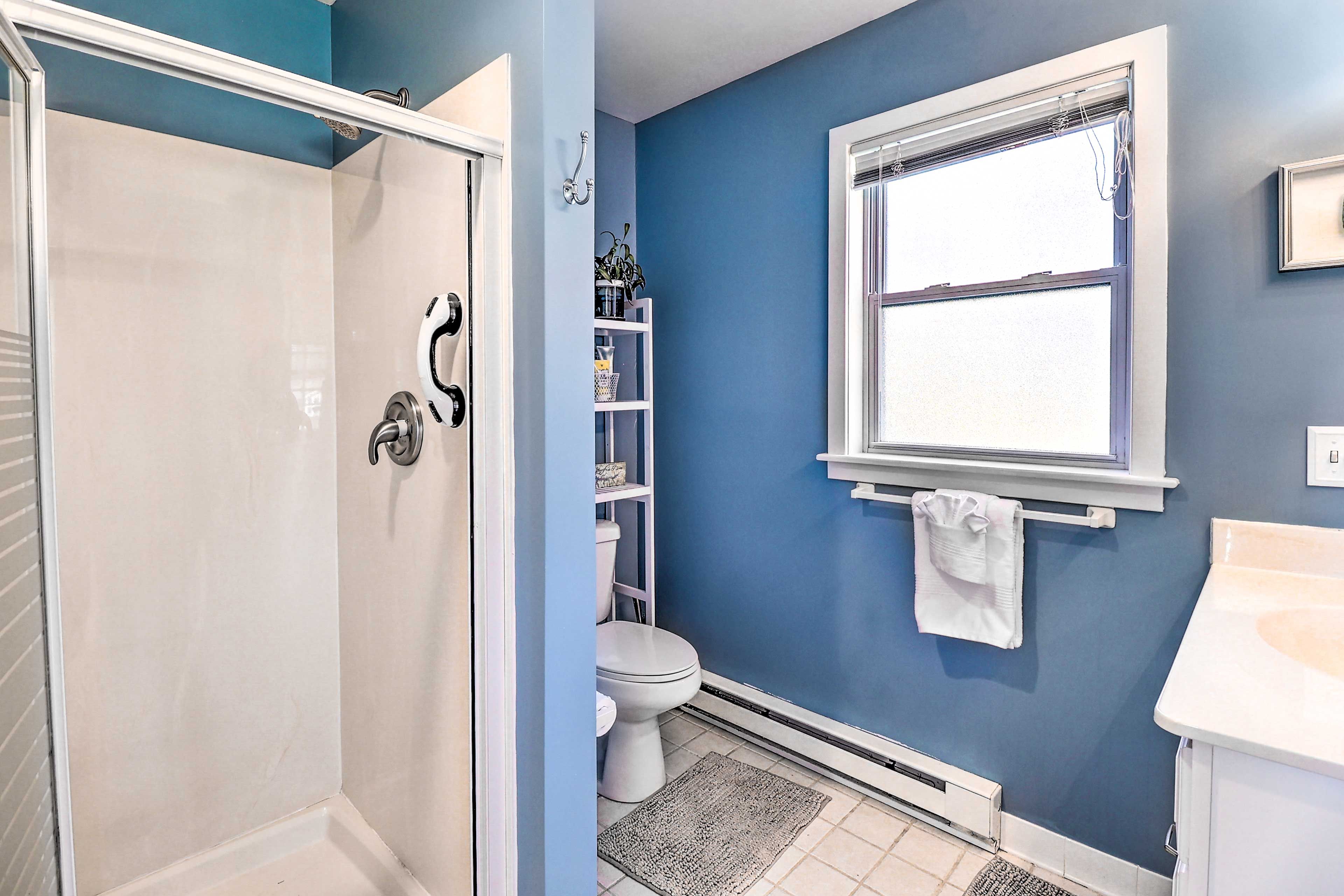 Full Bathroom | Grab Rail in Shower | Towels Provided