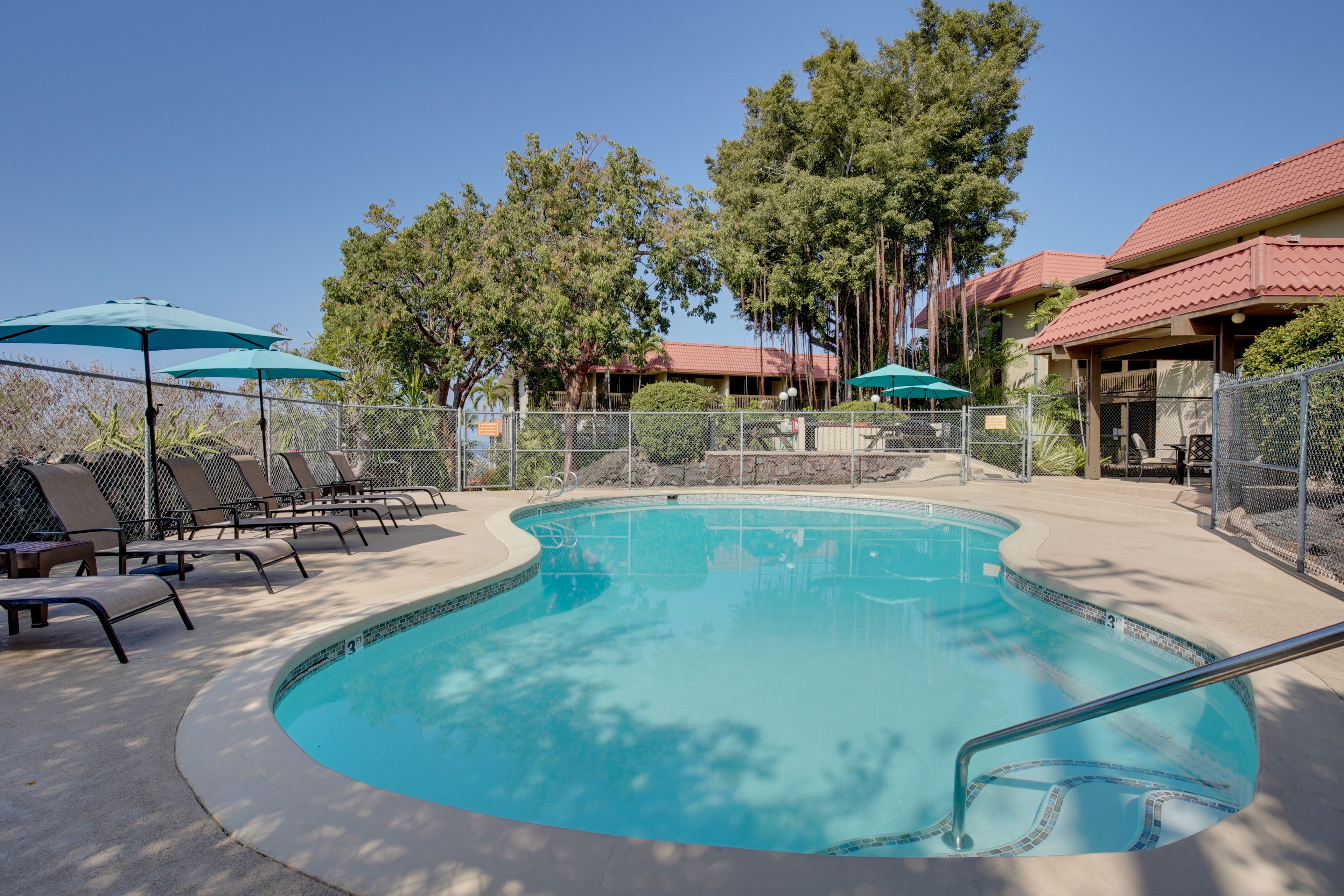 Community Amenities | Outdoor Pool | Key Provided