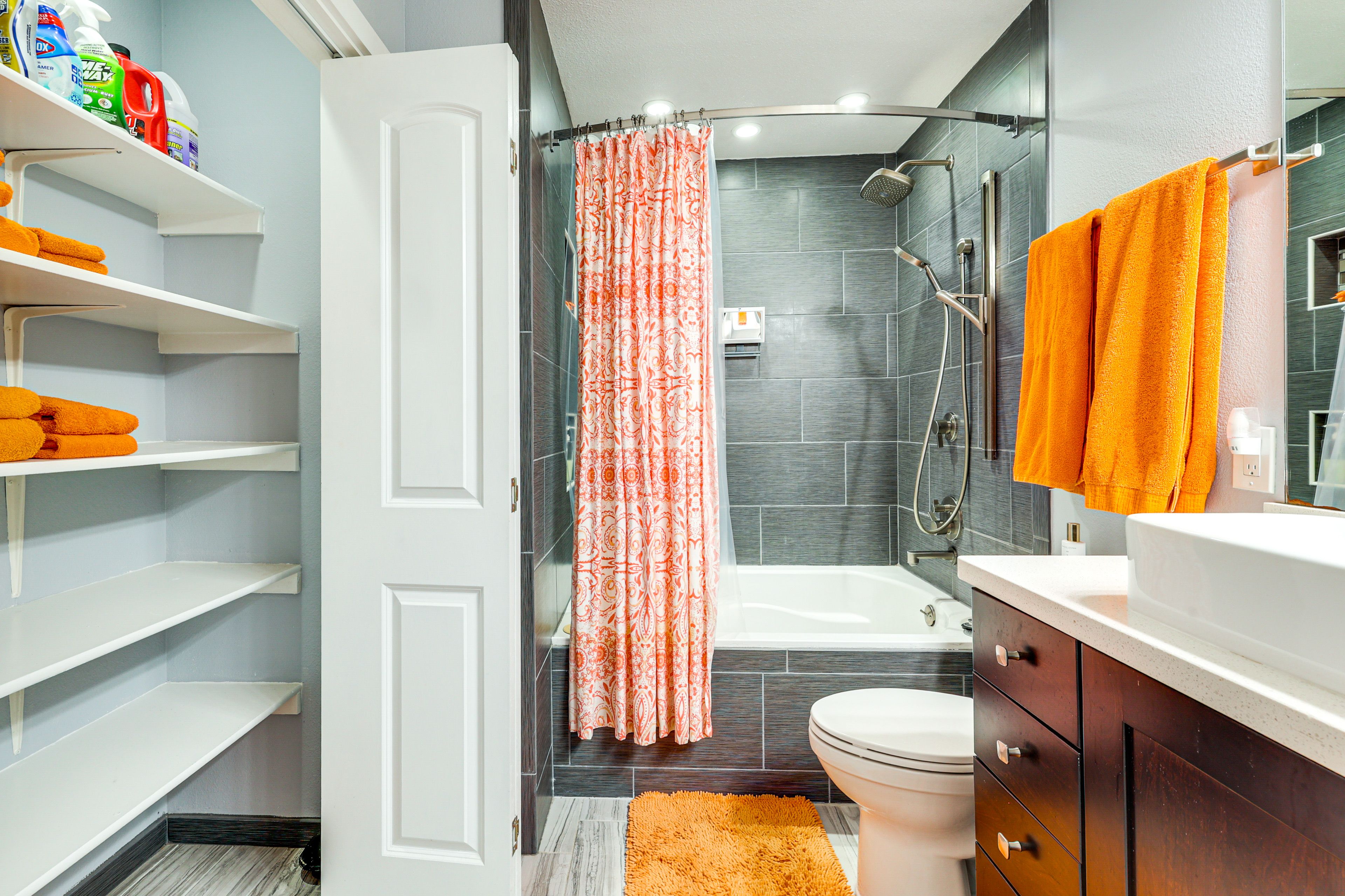 En-Suite Bathroom | 2nd Floor | Towels Provided