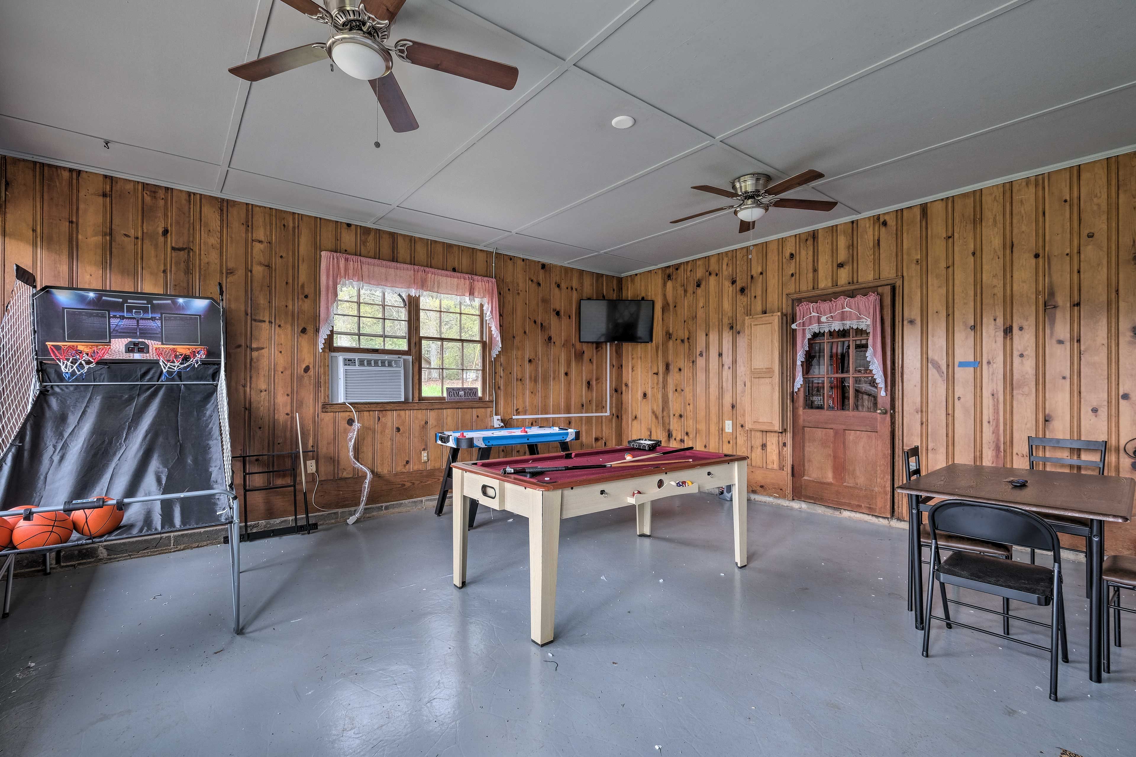 Game Room | 6 Smart TVs | Free WiFi