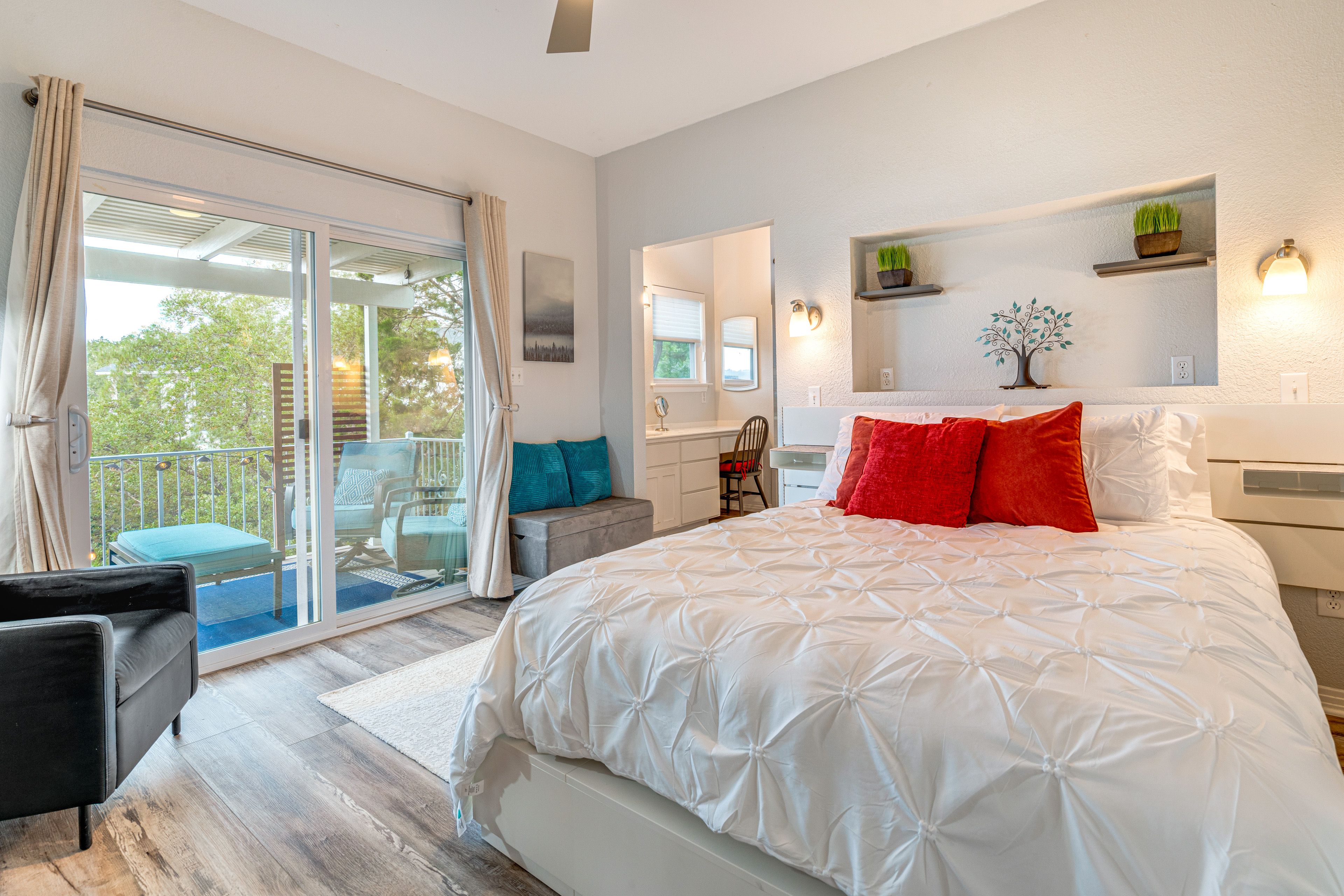 Bedroom 1 | 1st Floor | Queen Bed