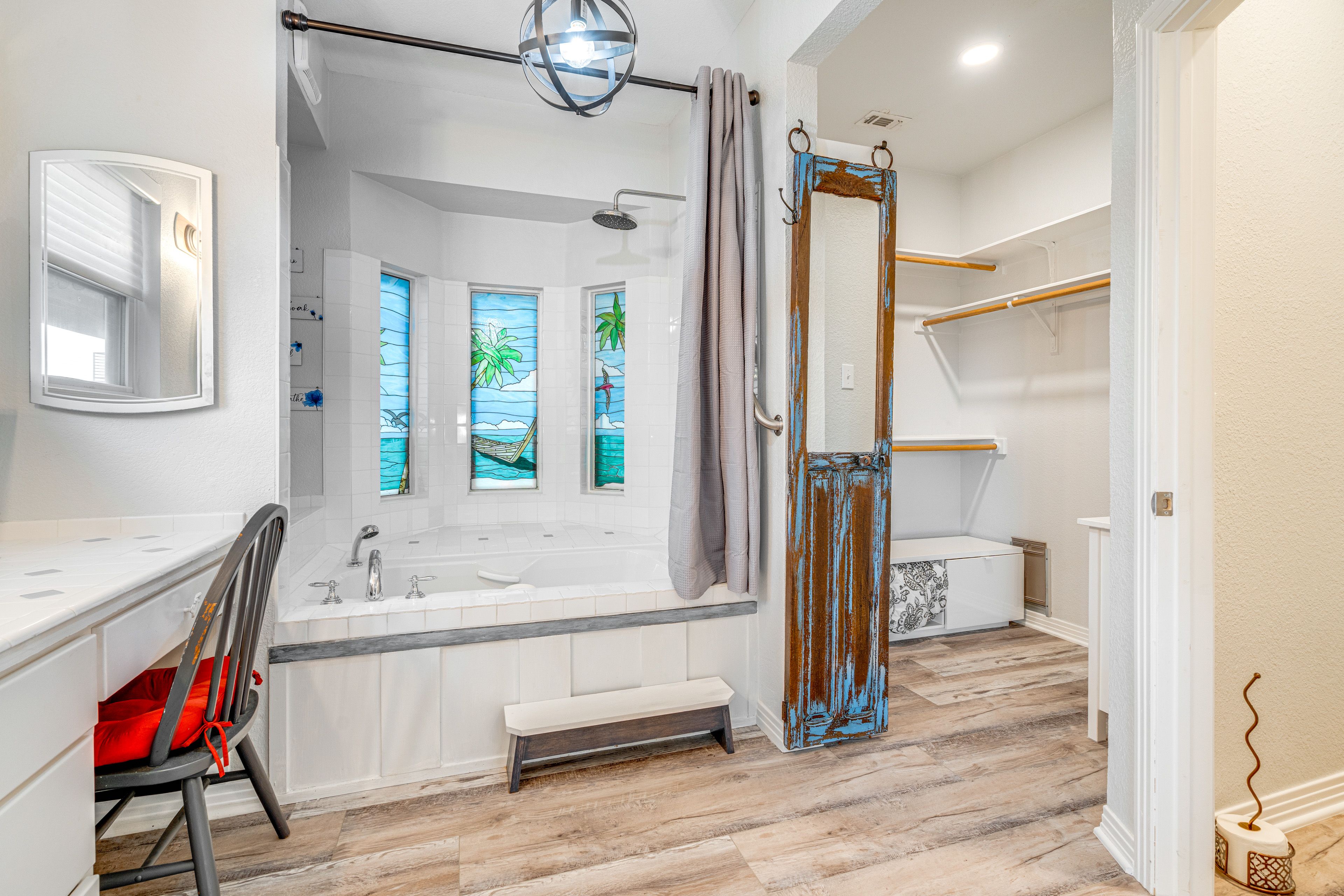En-Suite Bathroom | Jetted Tub | 1st Floor