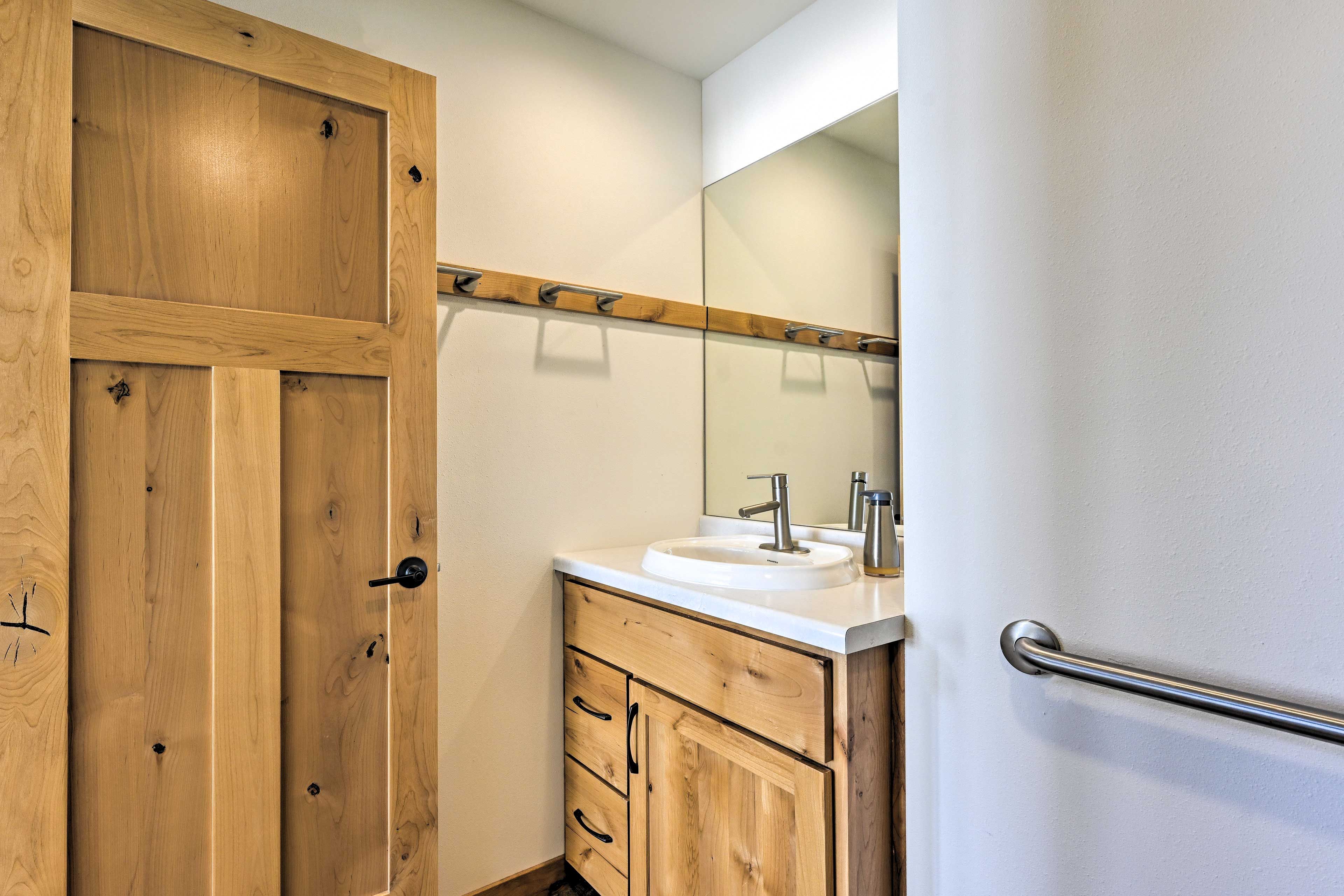 Full Bathroom | 1st Floor | Complimentary Toiletries
