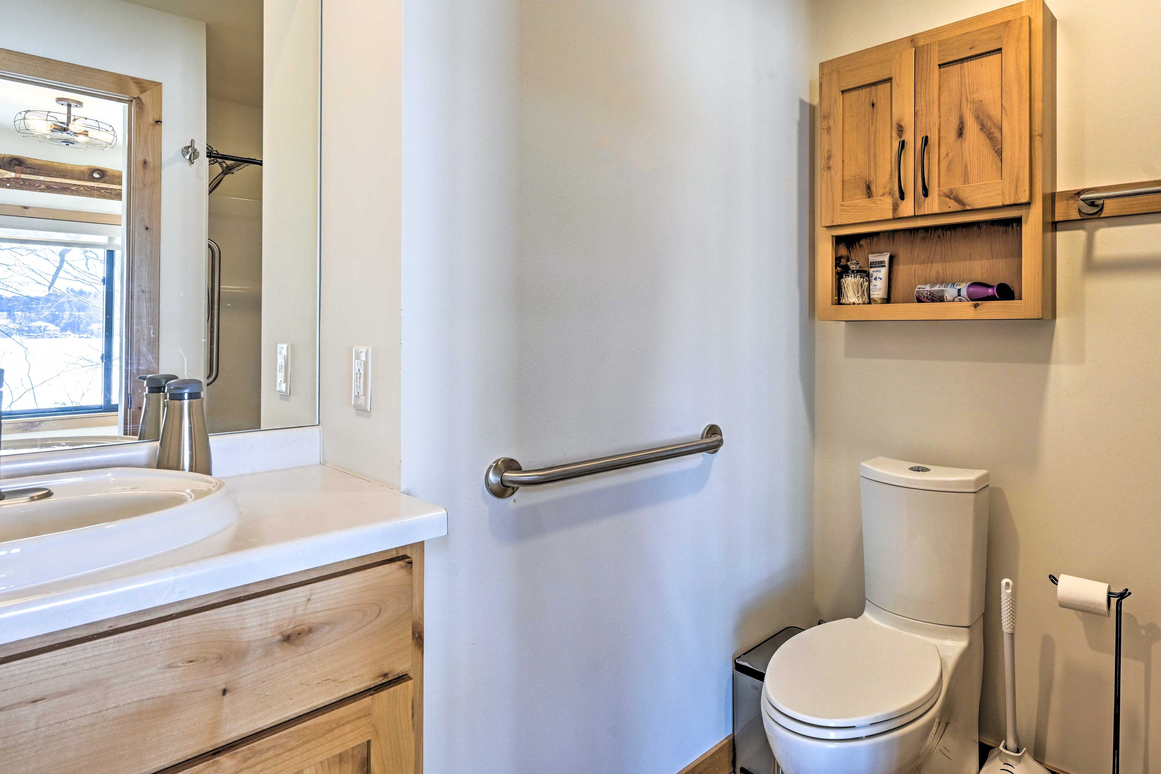 Full Bathroom | Towels Provided