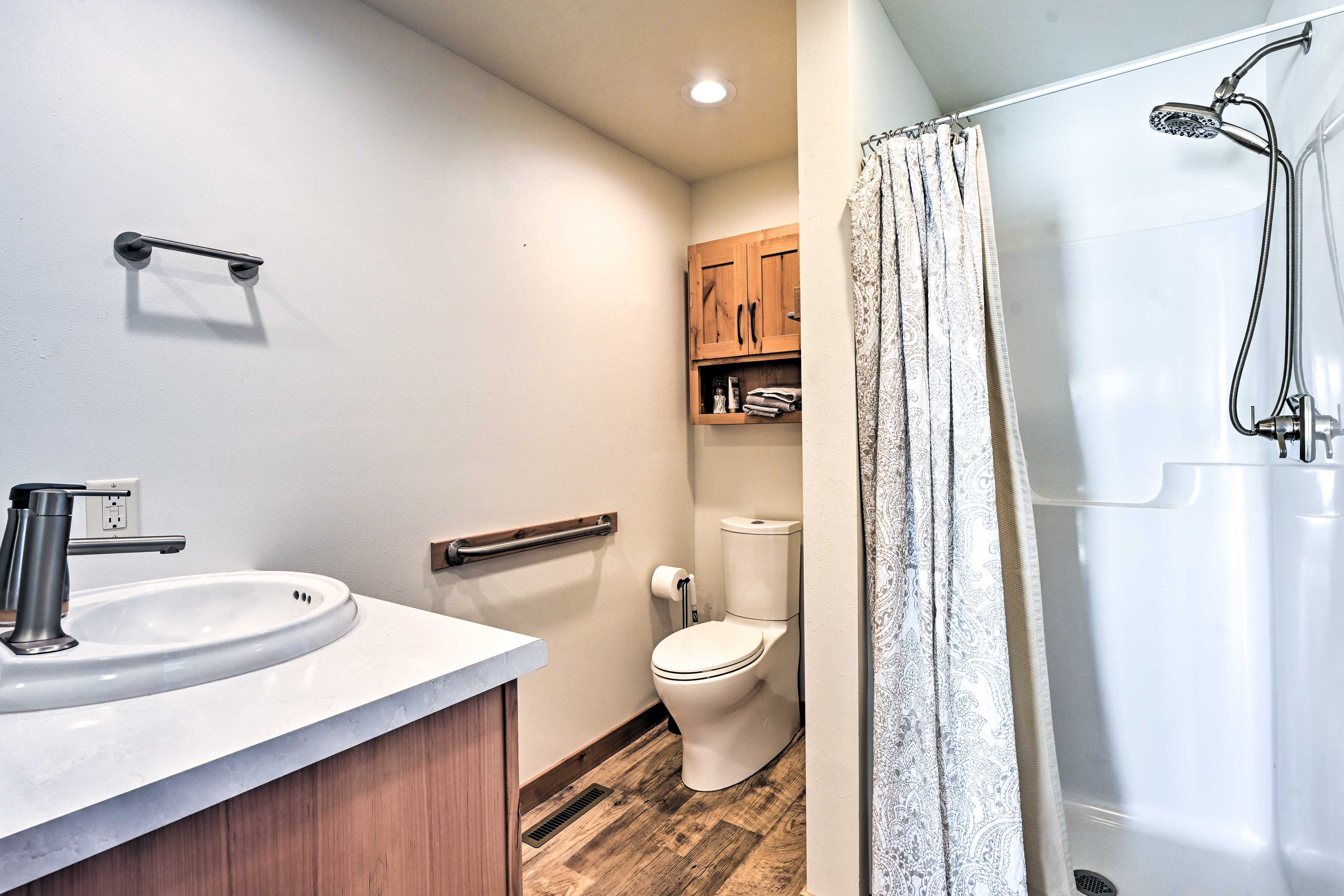 Full Bathroom | 2nd Floor | Complimentary Toiletries | Towels