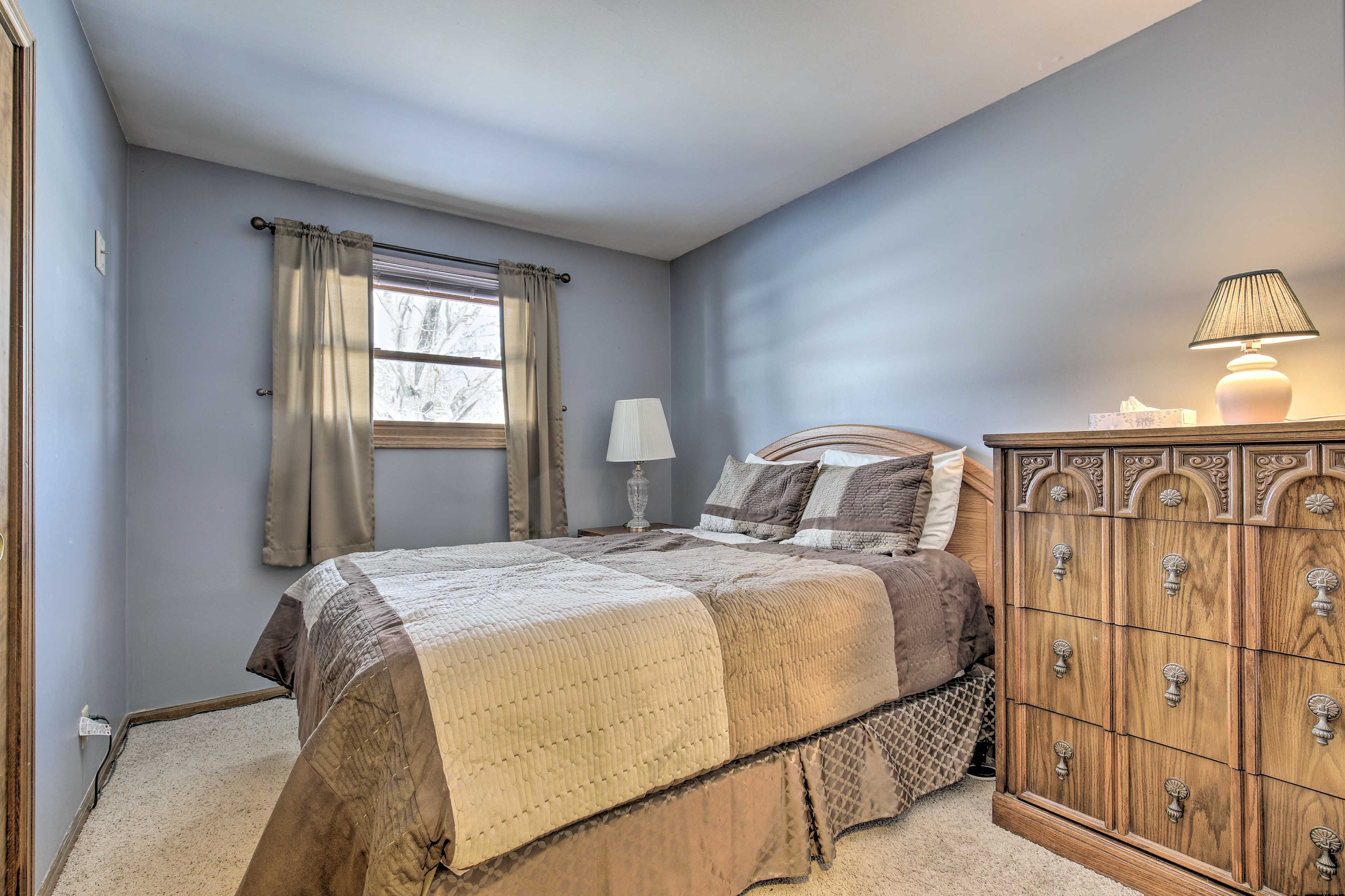 Bedroom 1 | Queen Bed