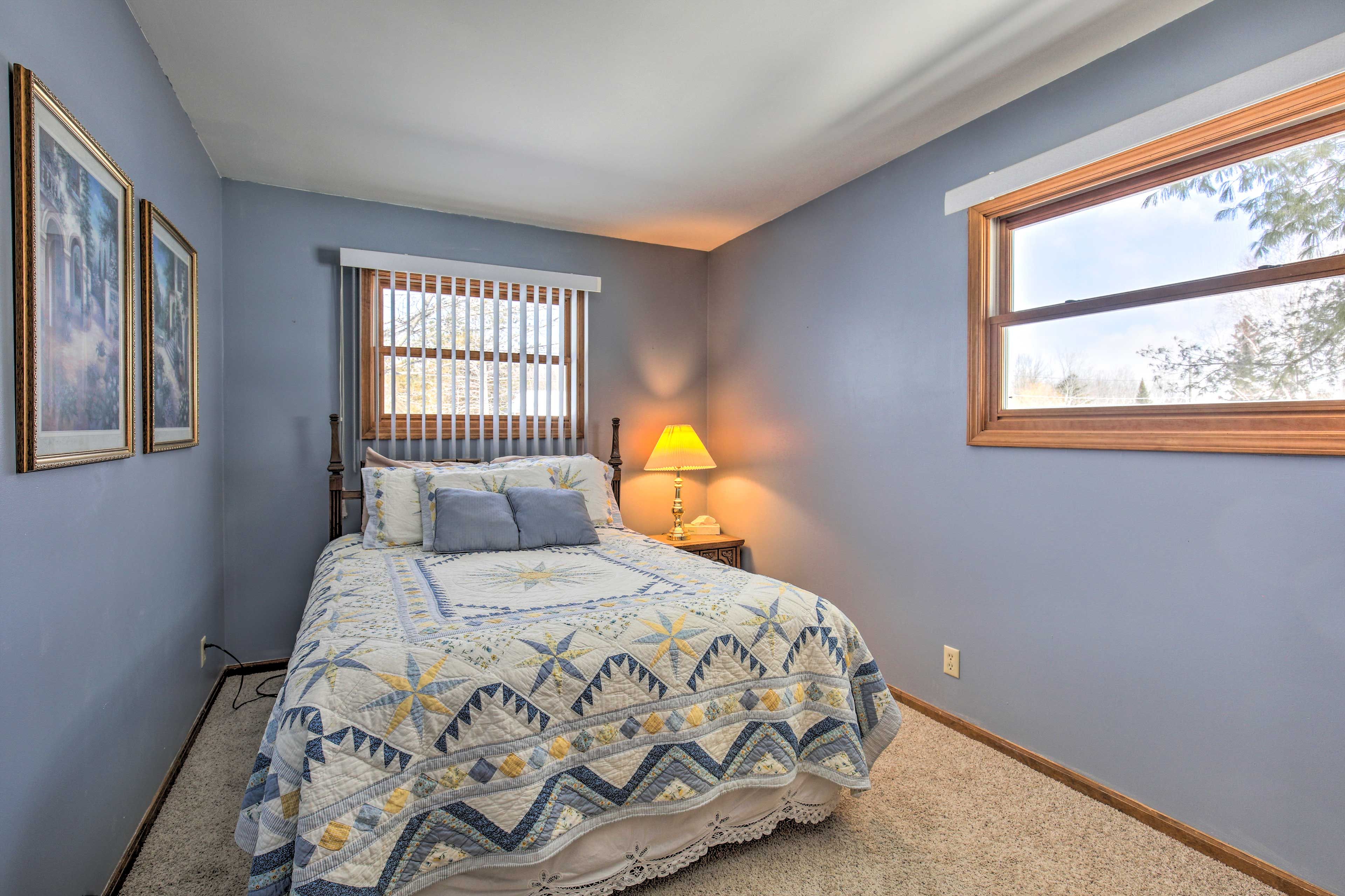 Bedroom 3 | Queen Bed