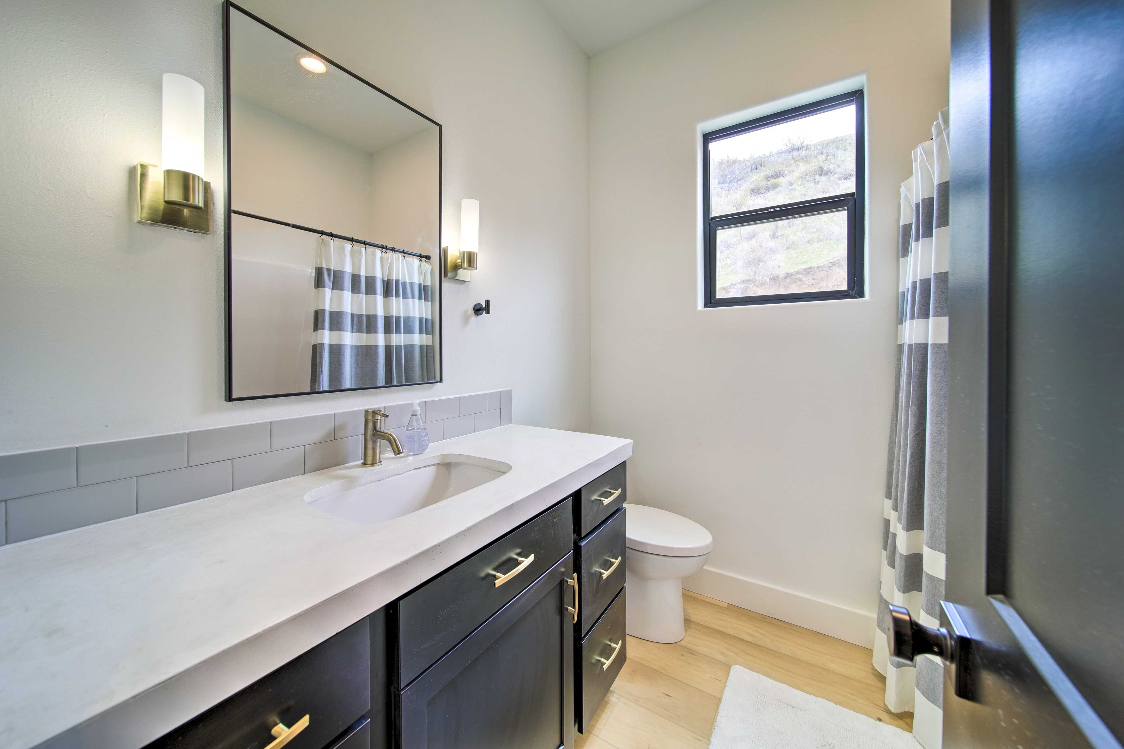 Full Bathroom | Towels Provided | Complimentary Toiletries