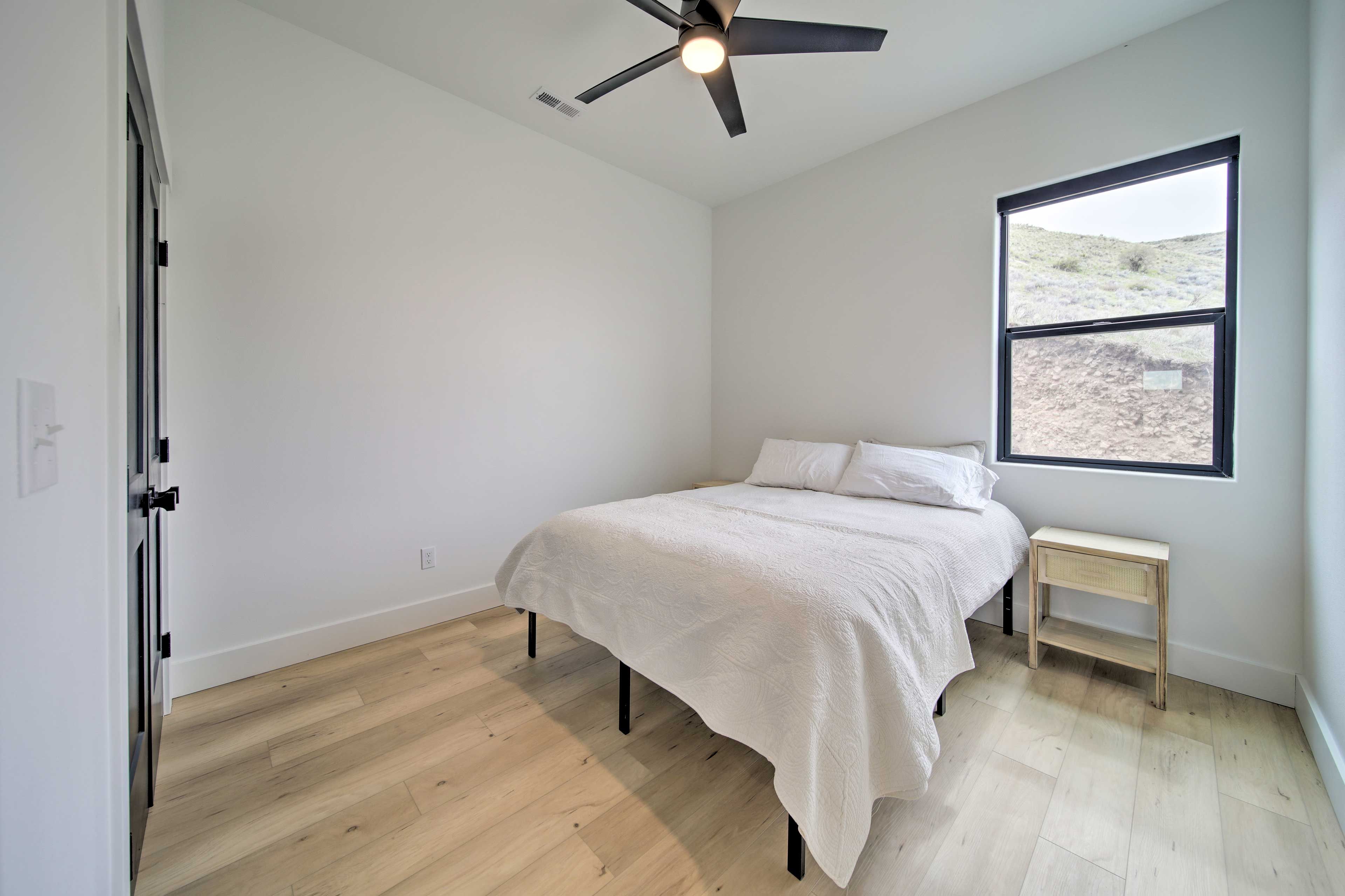 Bedroom 2 | Queen Bed