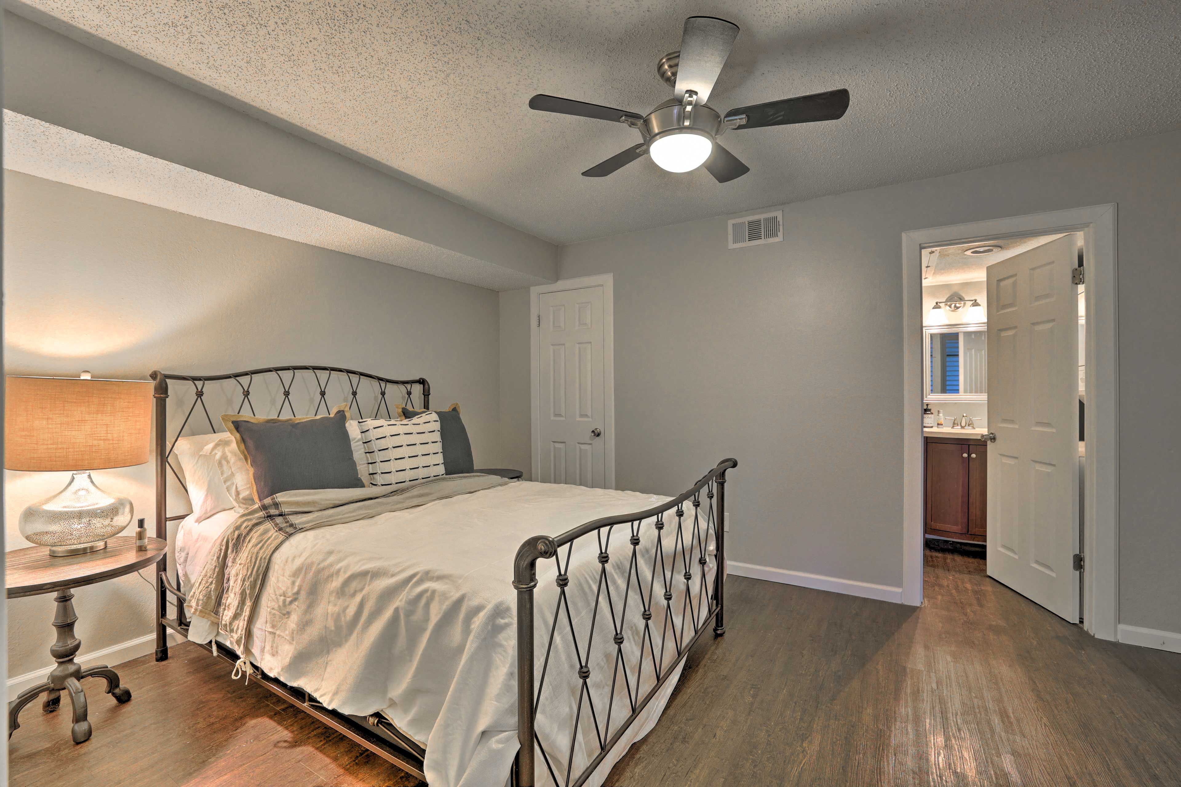 Bedroom | Queen Bed