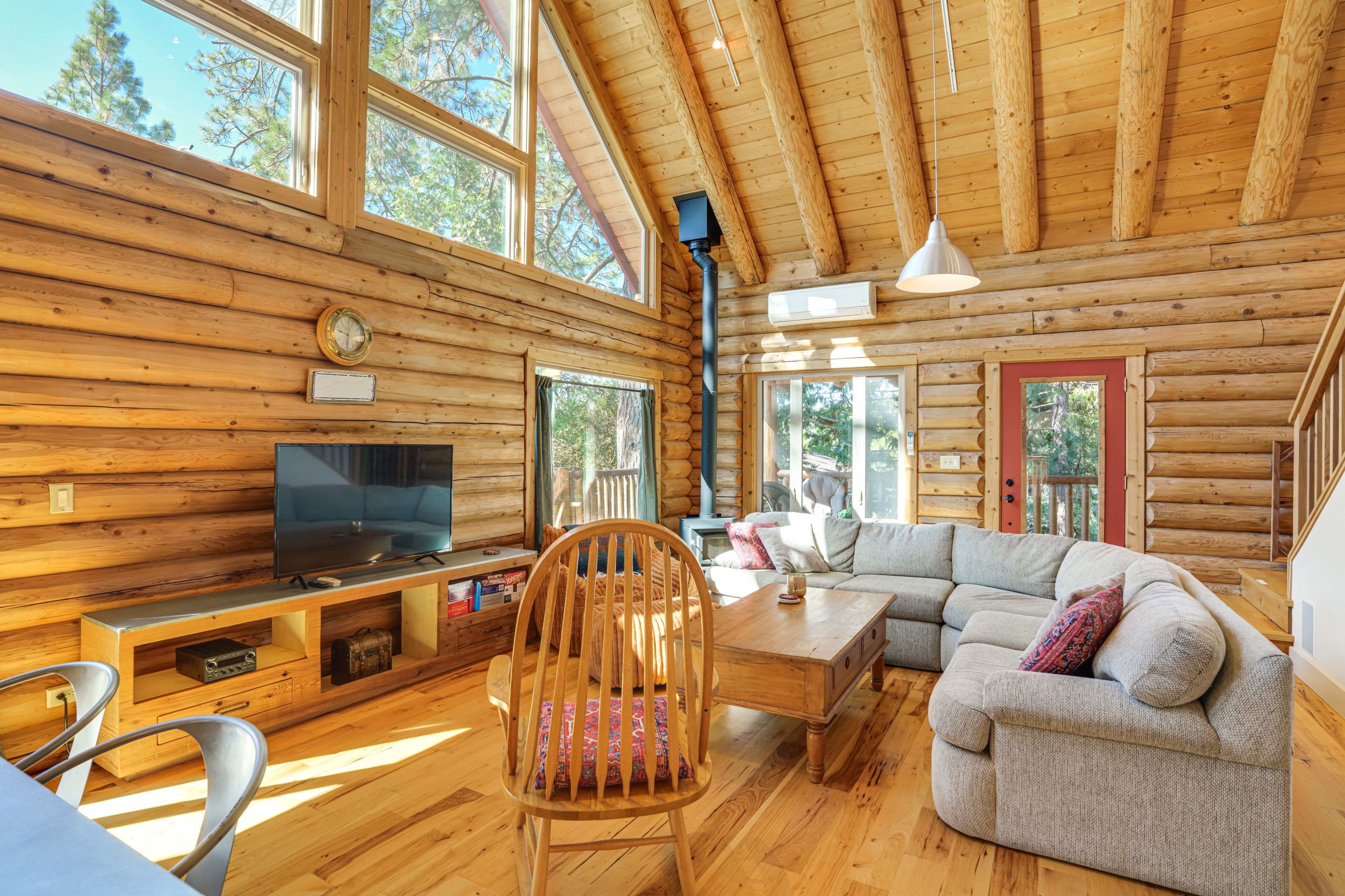 Groveland Vacation Rental | 5BR | 3BA | 2,245 Sq Ft | Steps Required