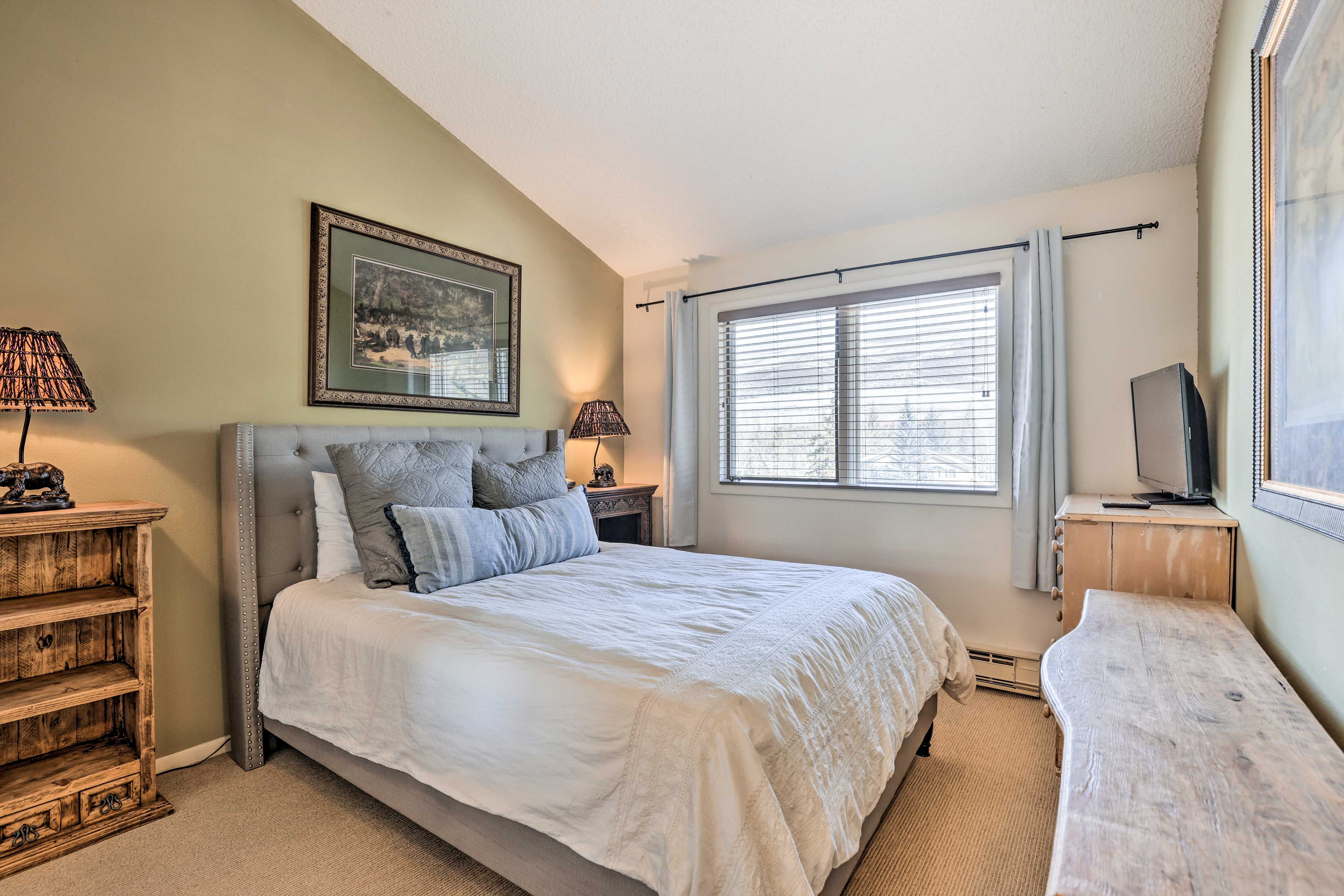 Bedroom 2 | Queen Bed | 1st Floor