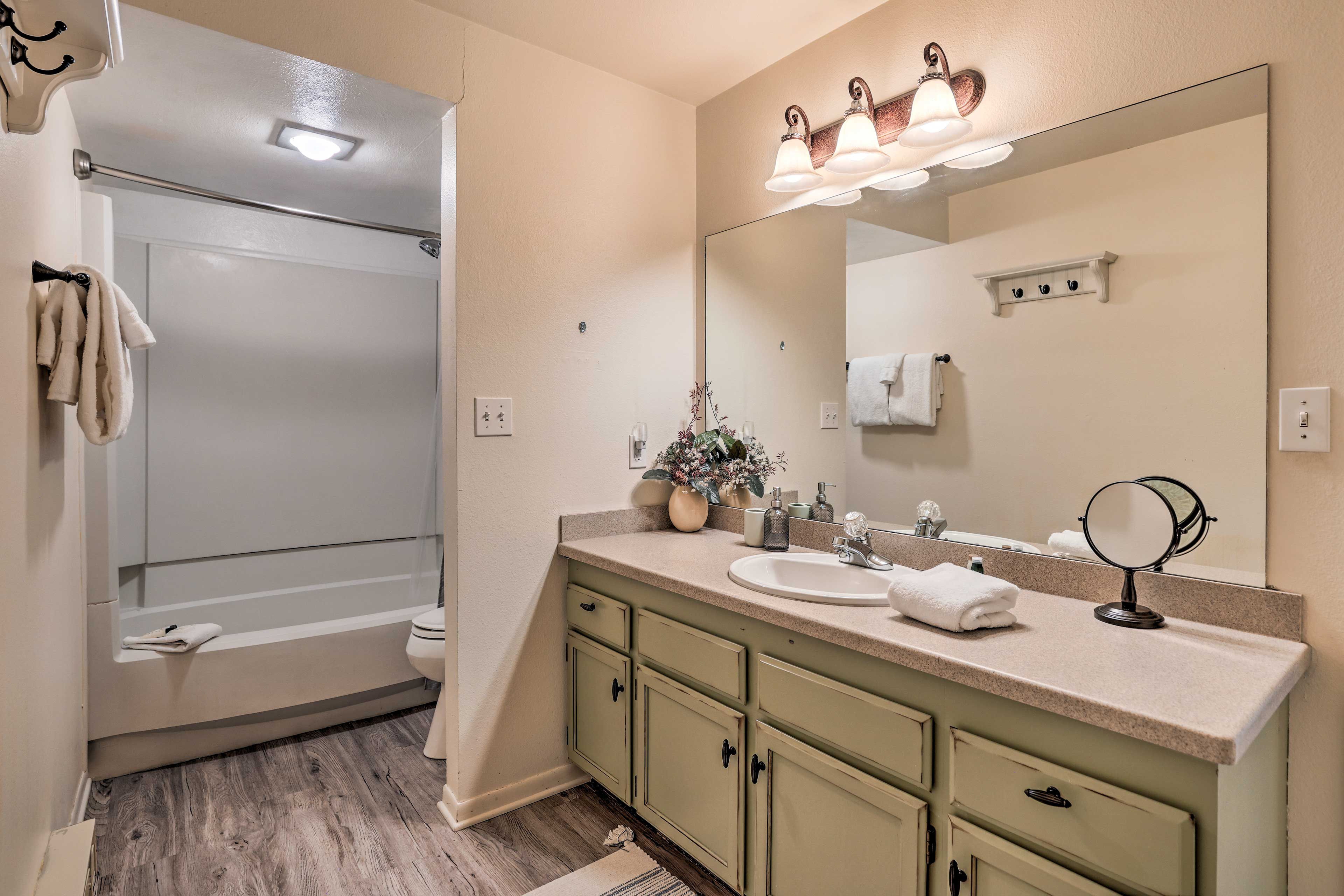 Full Bathroom | Towels Provided