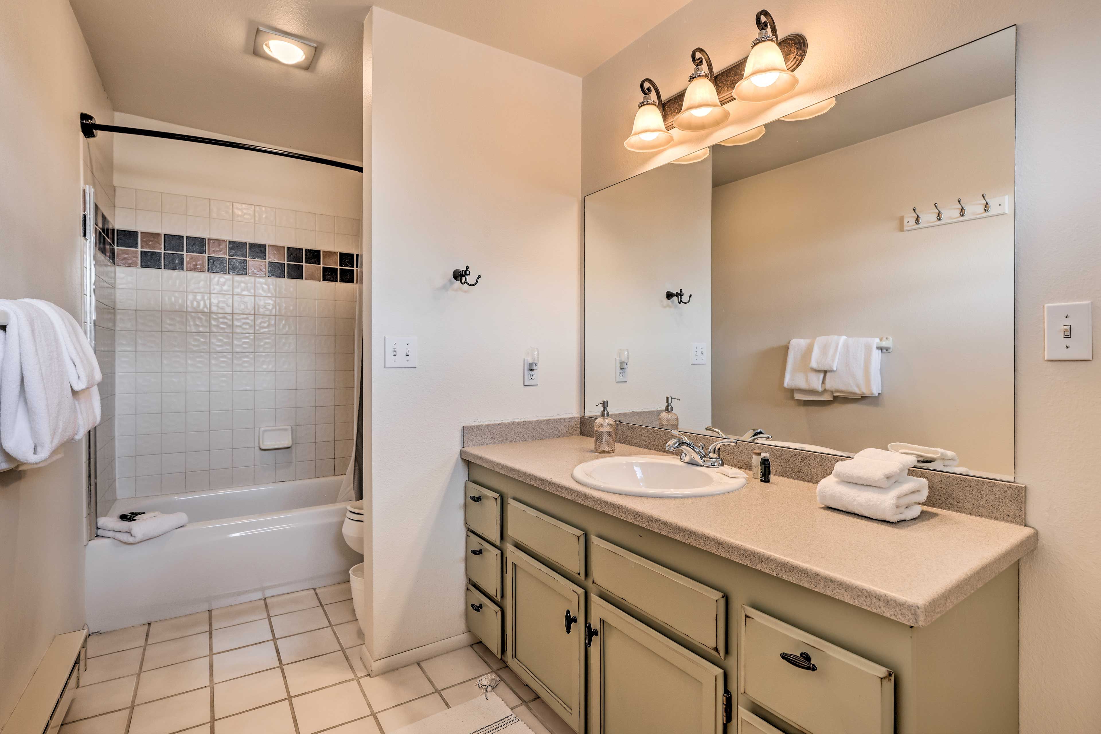 En-Suite Bathroom | Complimentary Toiletries