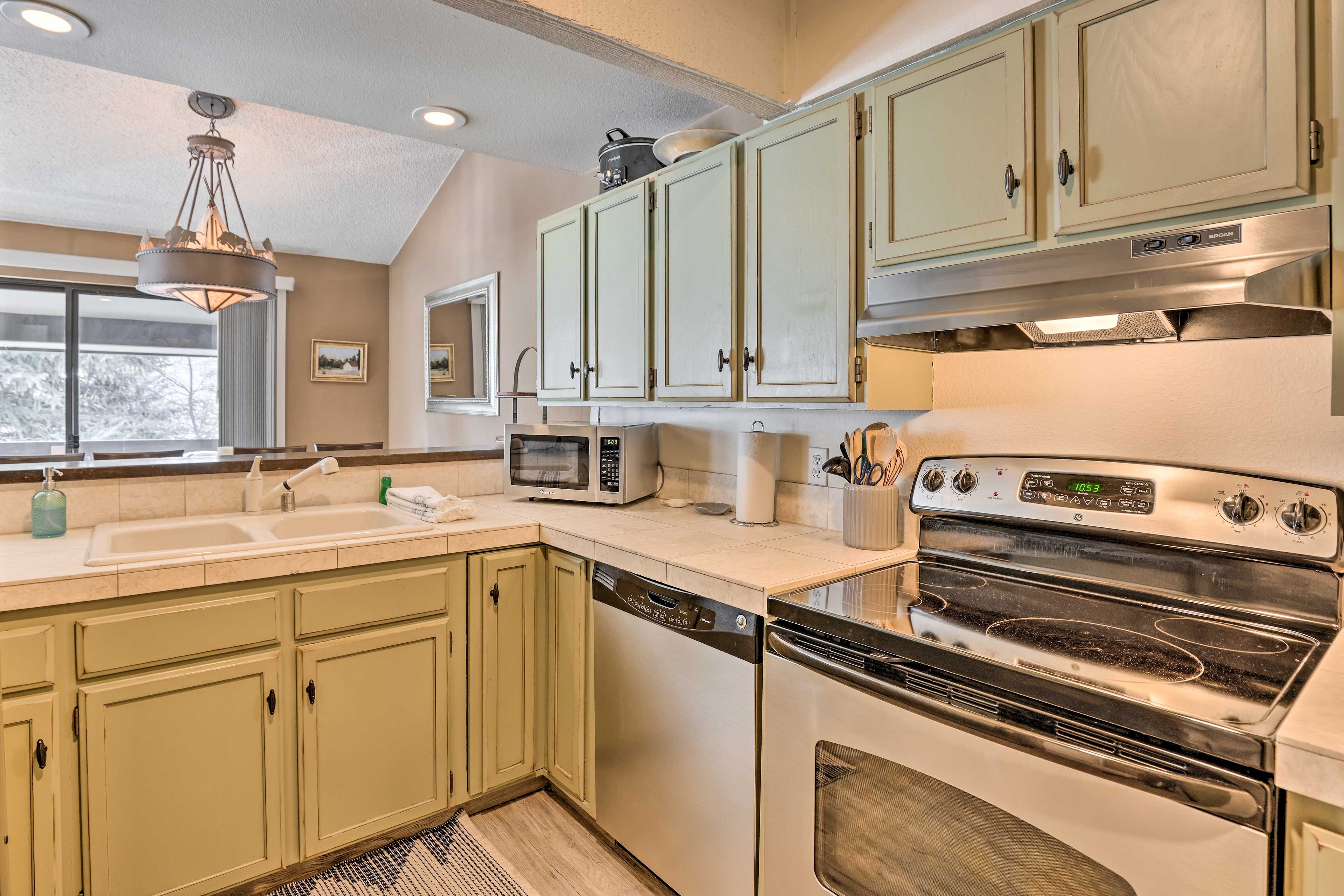 Kitchen | Fully Equipped w/ Cooking Basics