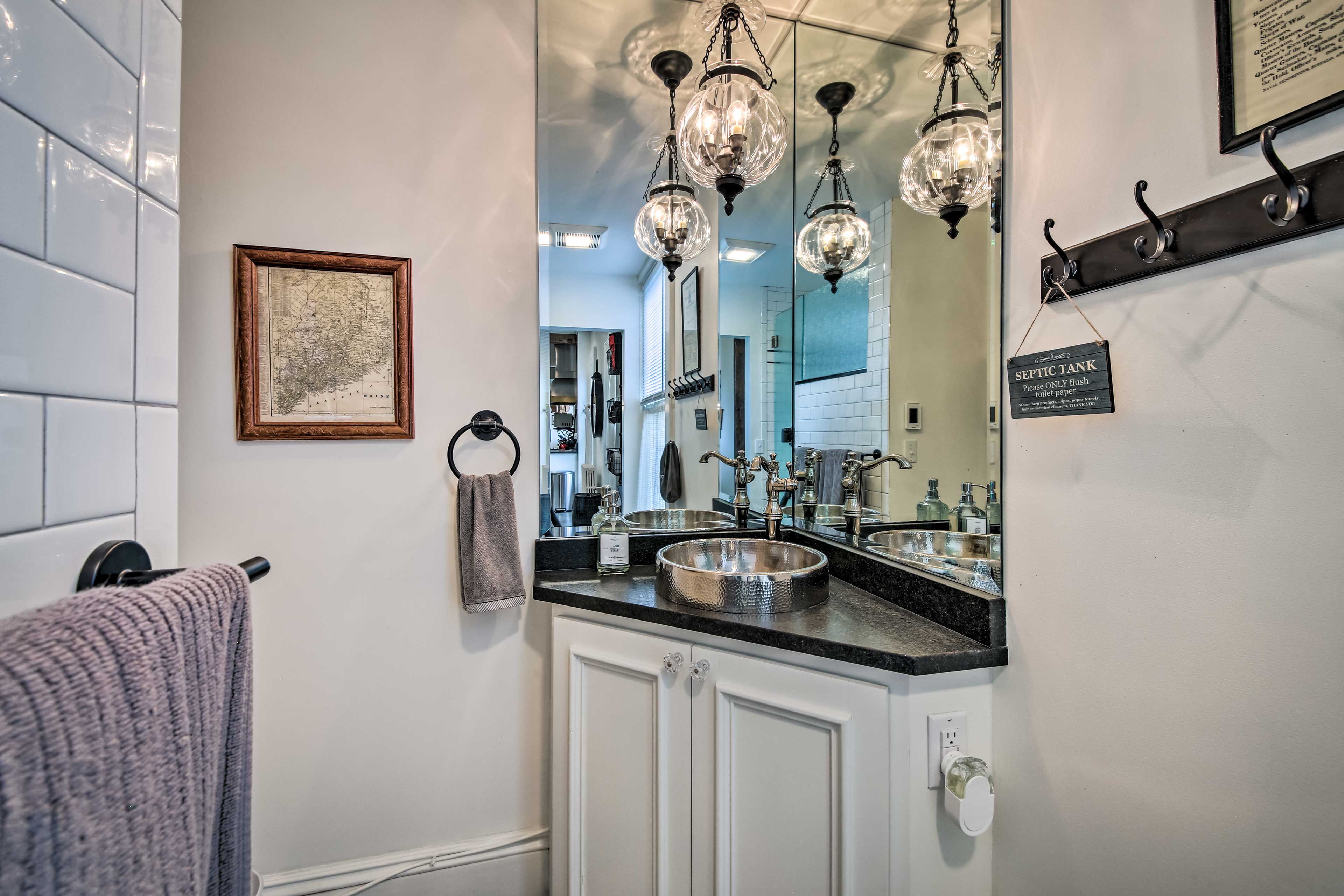 Full Bathroom | 1st Floor