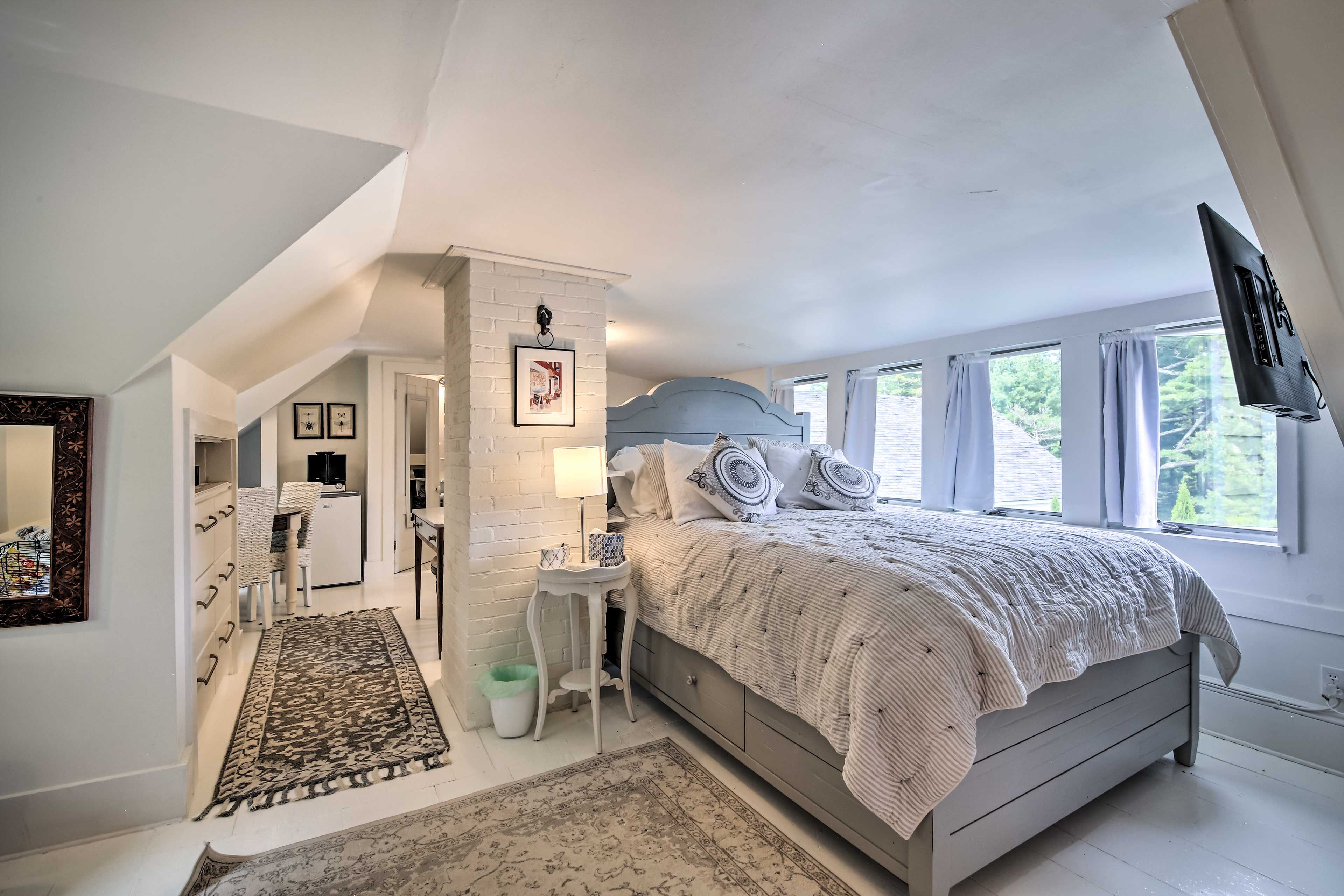 Bedroom 4 | Queen Bed | 2nd Floor | Kitchenette | Smart TV | Sitting/Dining Area