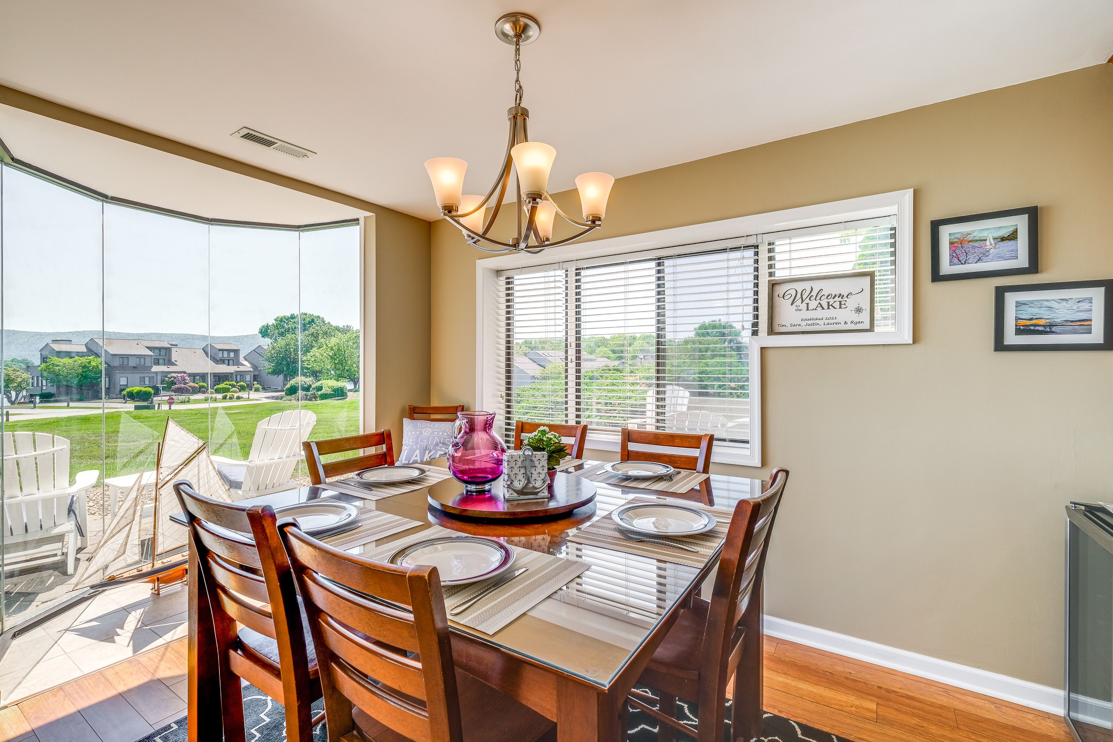 Dining Area | Dishes & Flatware Provided