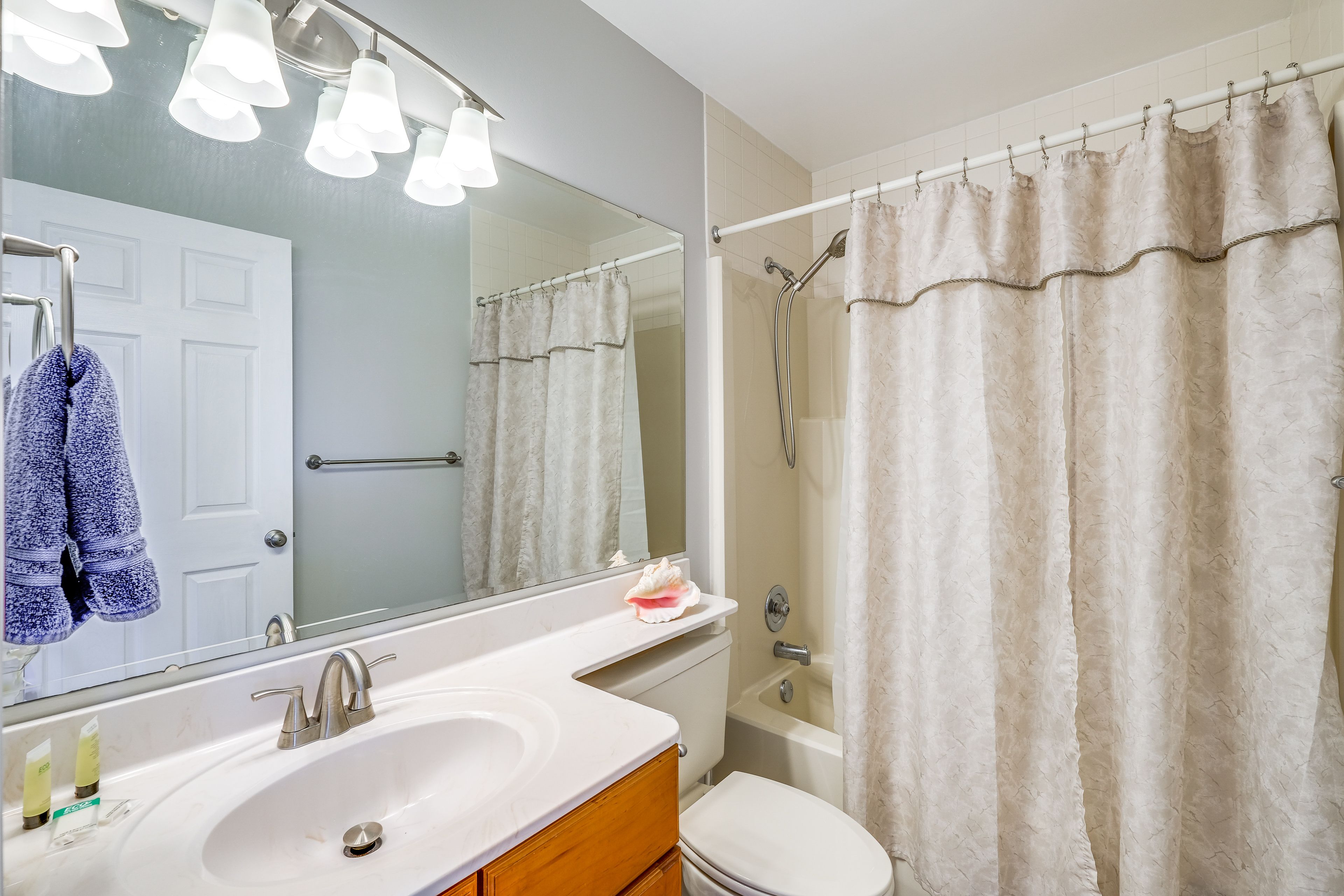 Full Bathroom | Complimentary Toiletries
