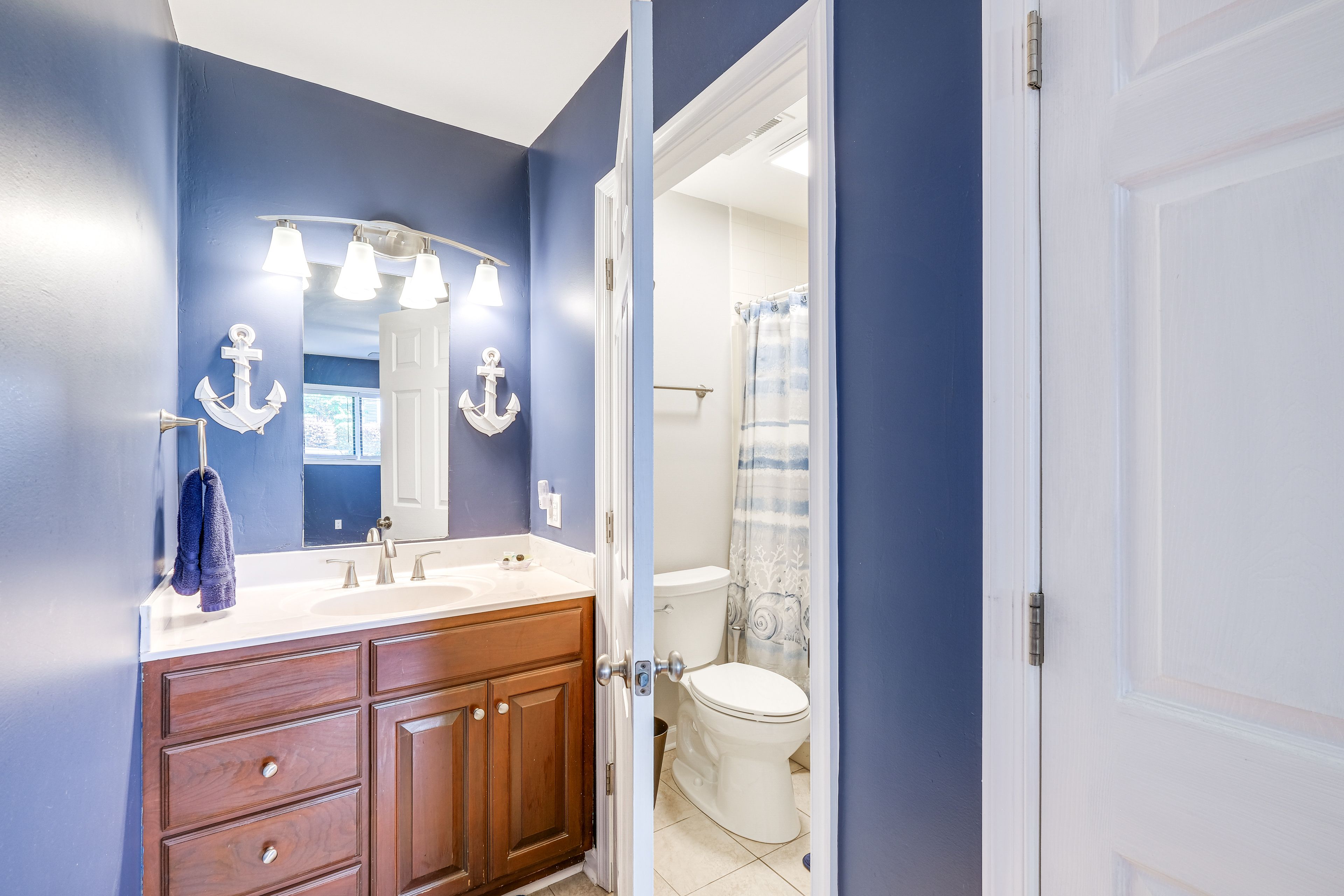 En-Suite Bathroom | Towels & Linens Provided