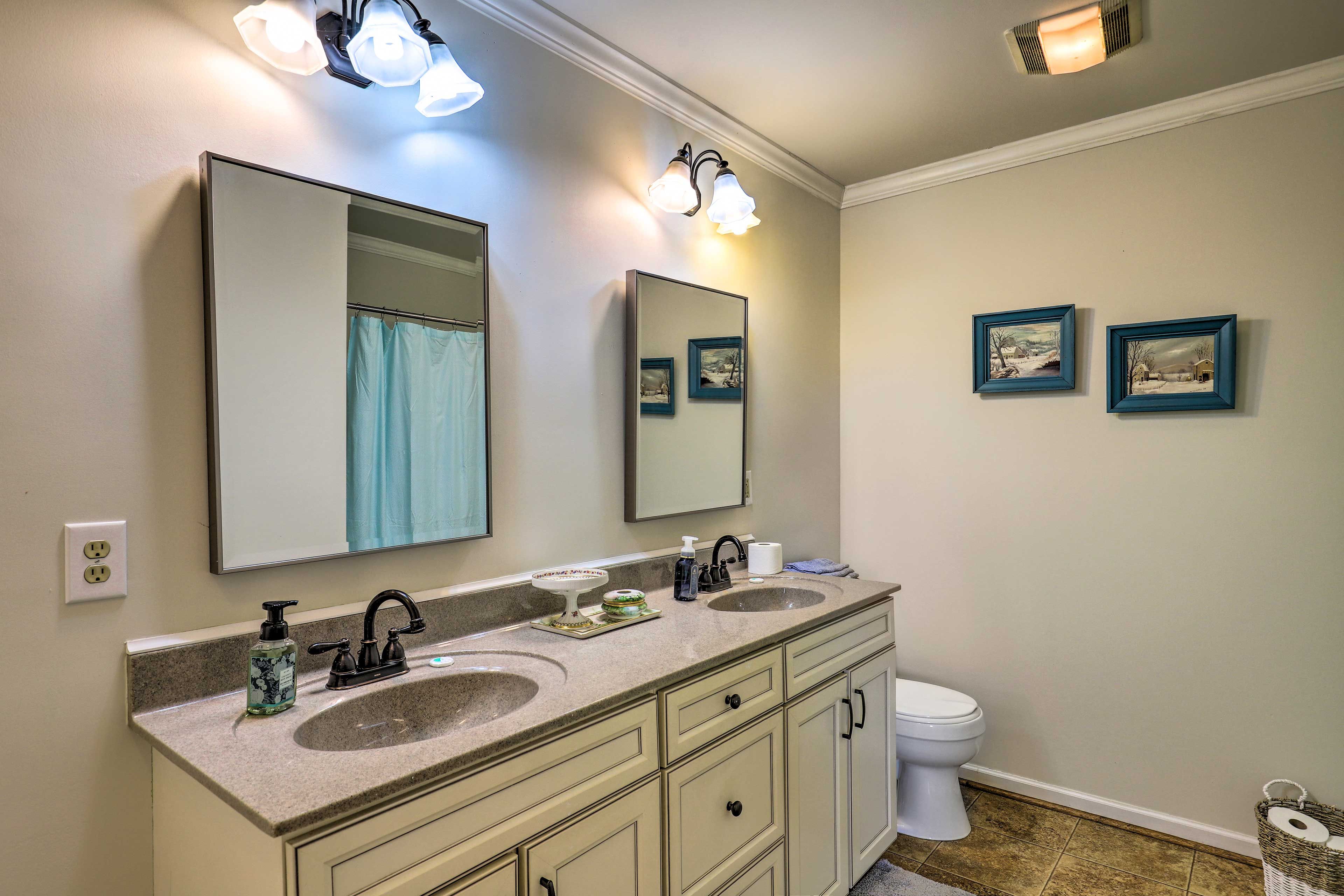 Full Bathroom | Main Level | Towels Provided