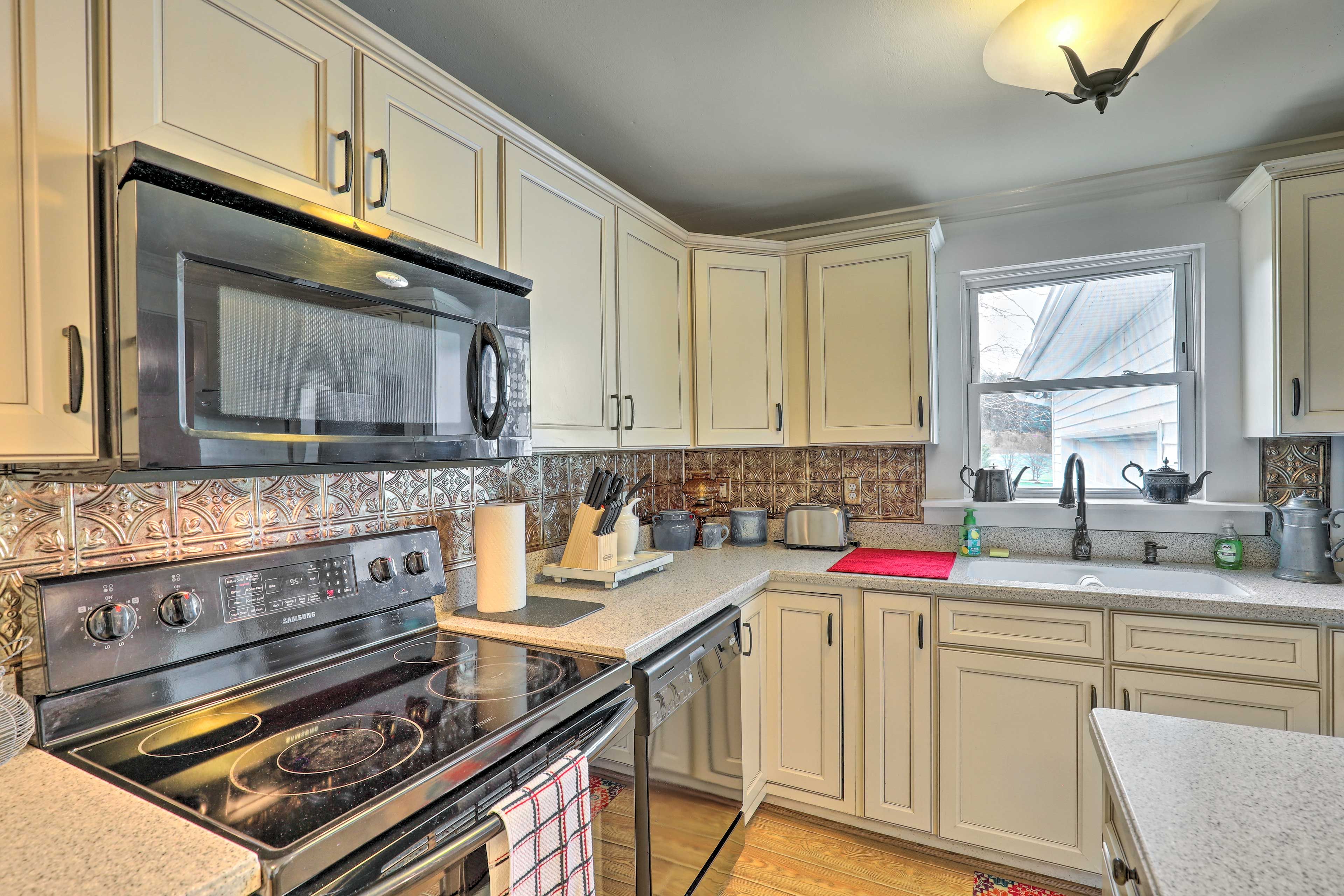 Fully Equipped Kitchen | Main Level | Dishwasher
