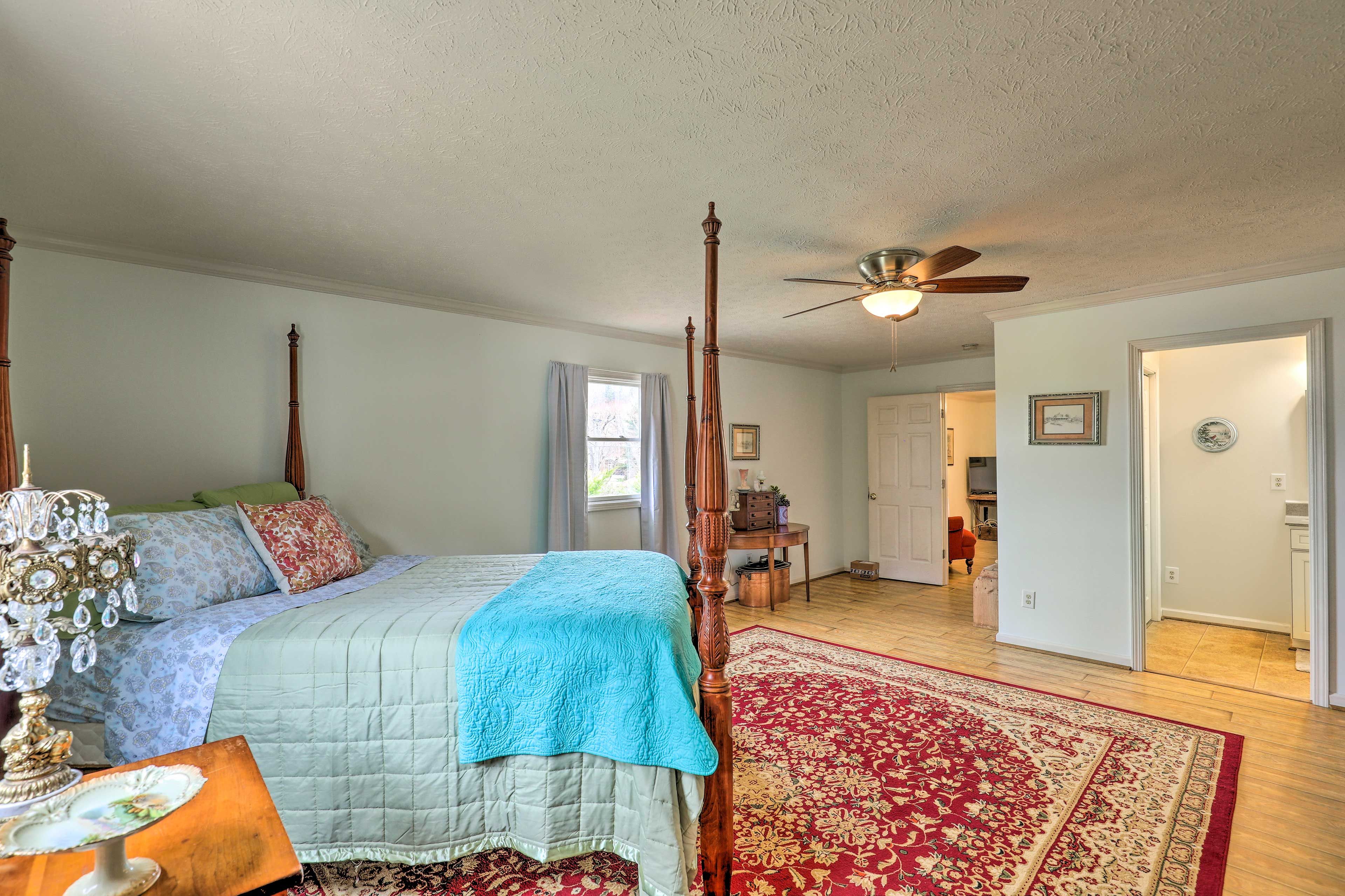 Bedroom 1 | Smart TV w/ Cable