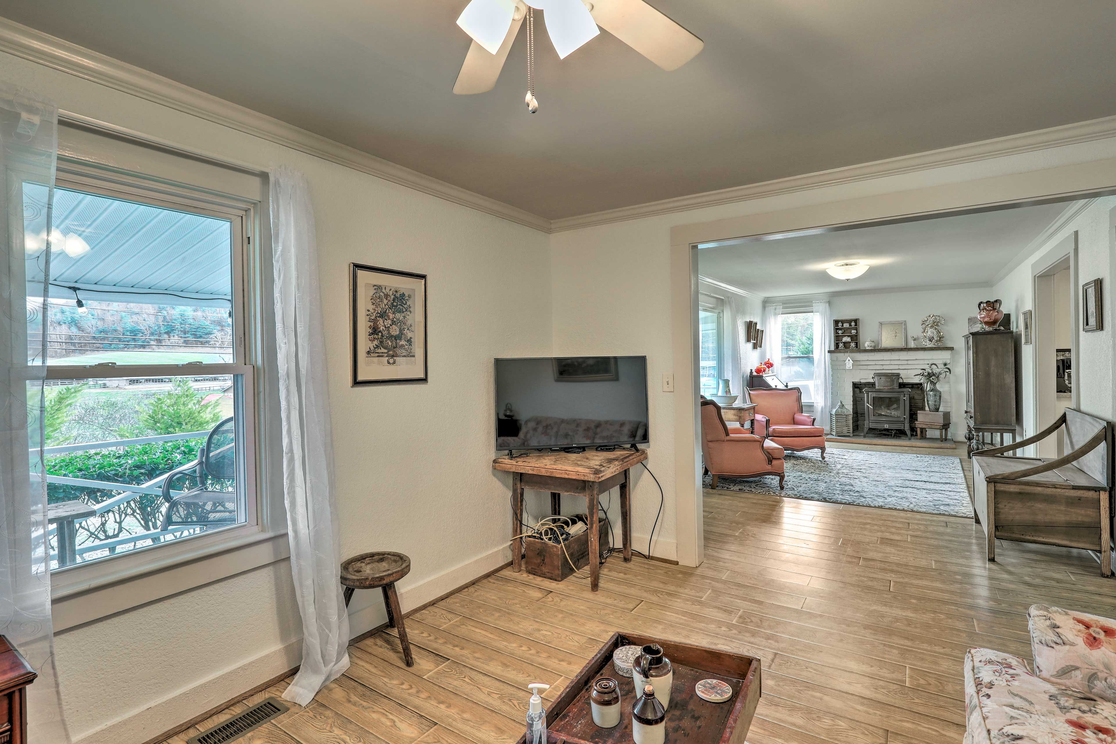 Additional Living Room | Smart TV w/ Cable