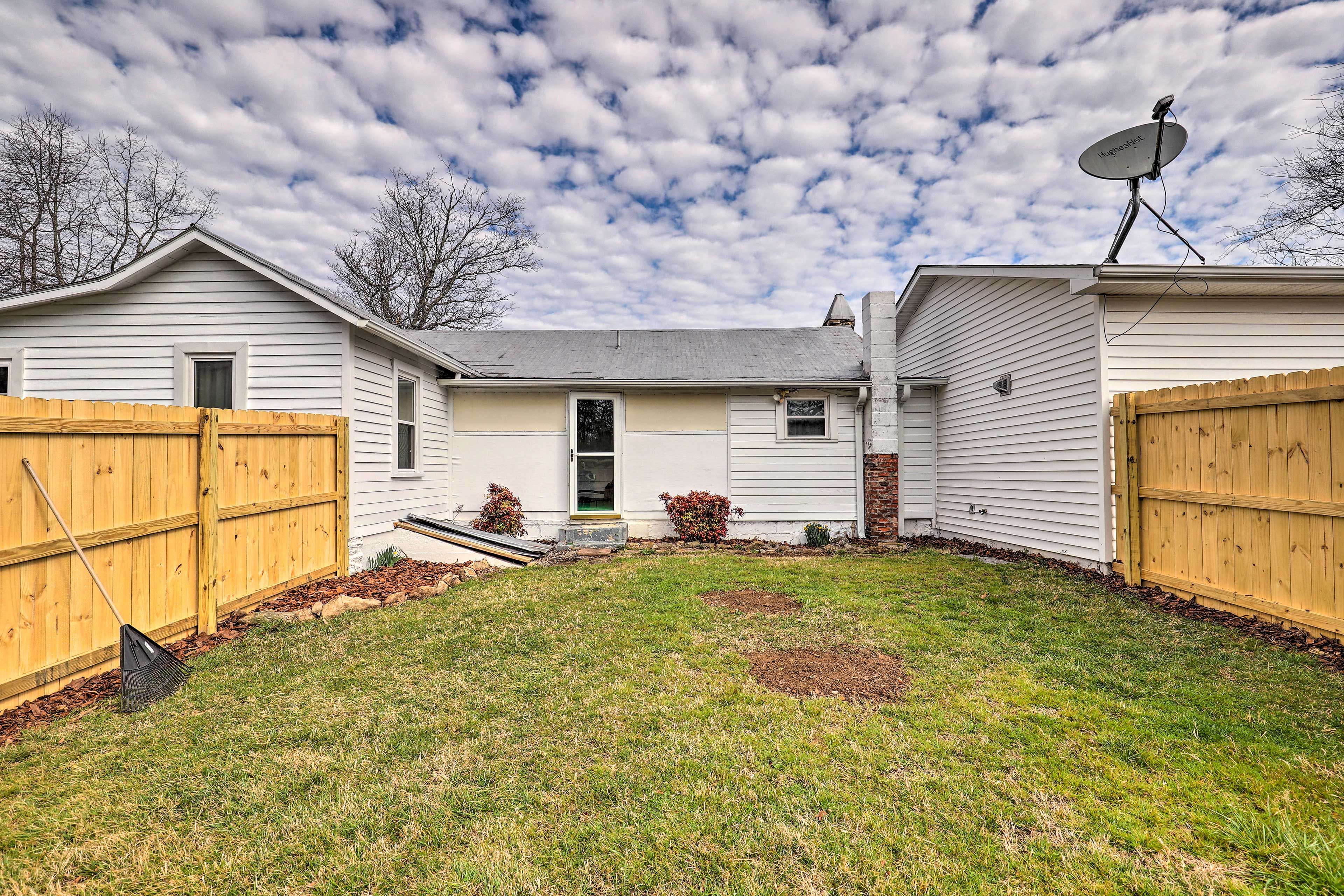 Backyard | Pets Welcome w/ Fee (Paid Pre-Trip)