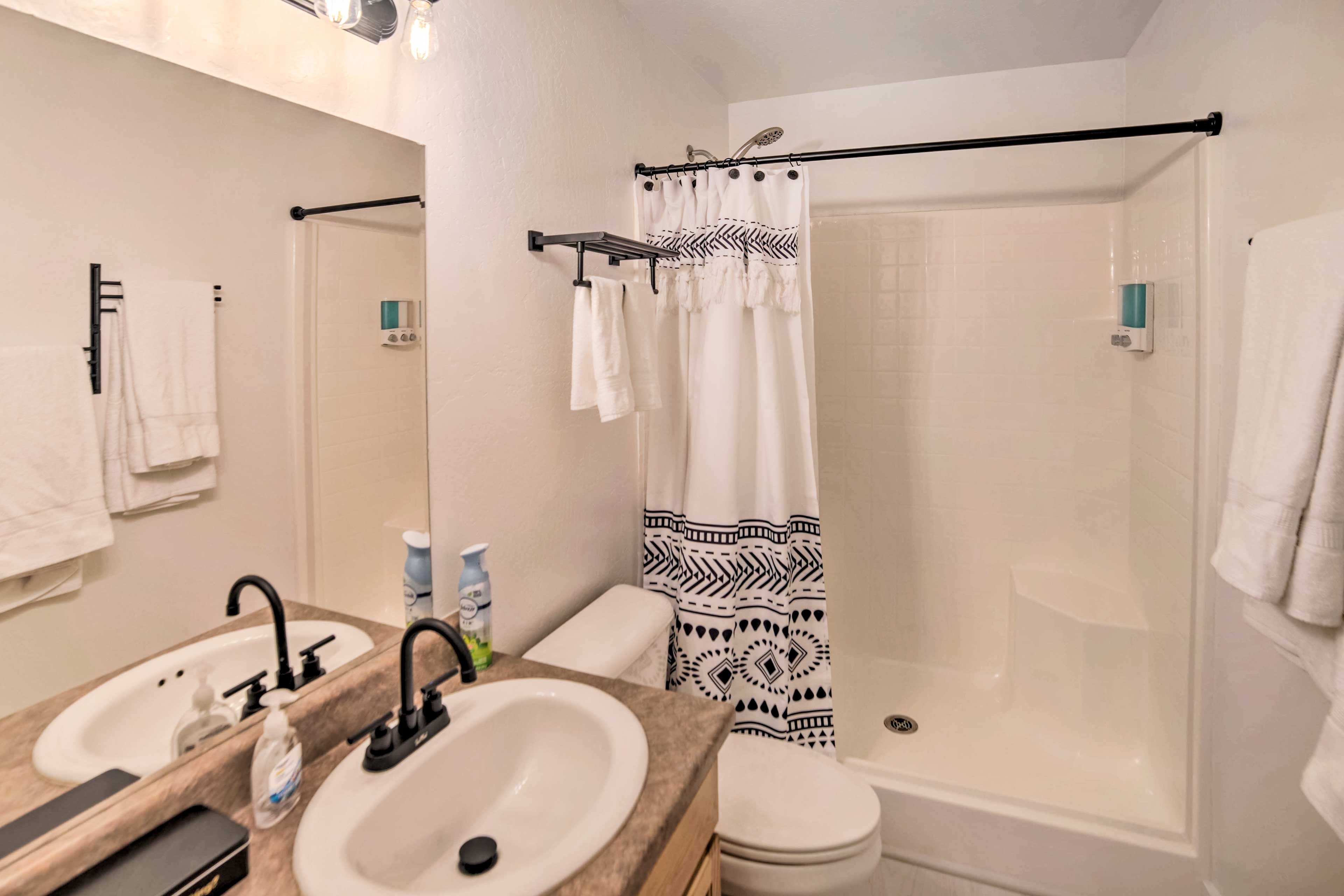 Full Bathroom | Complimentary Toiletries