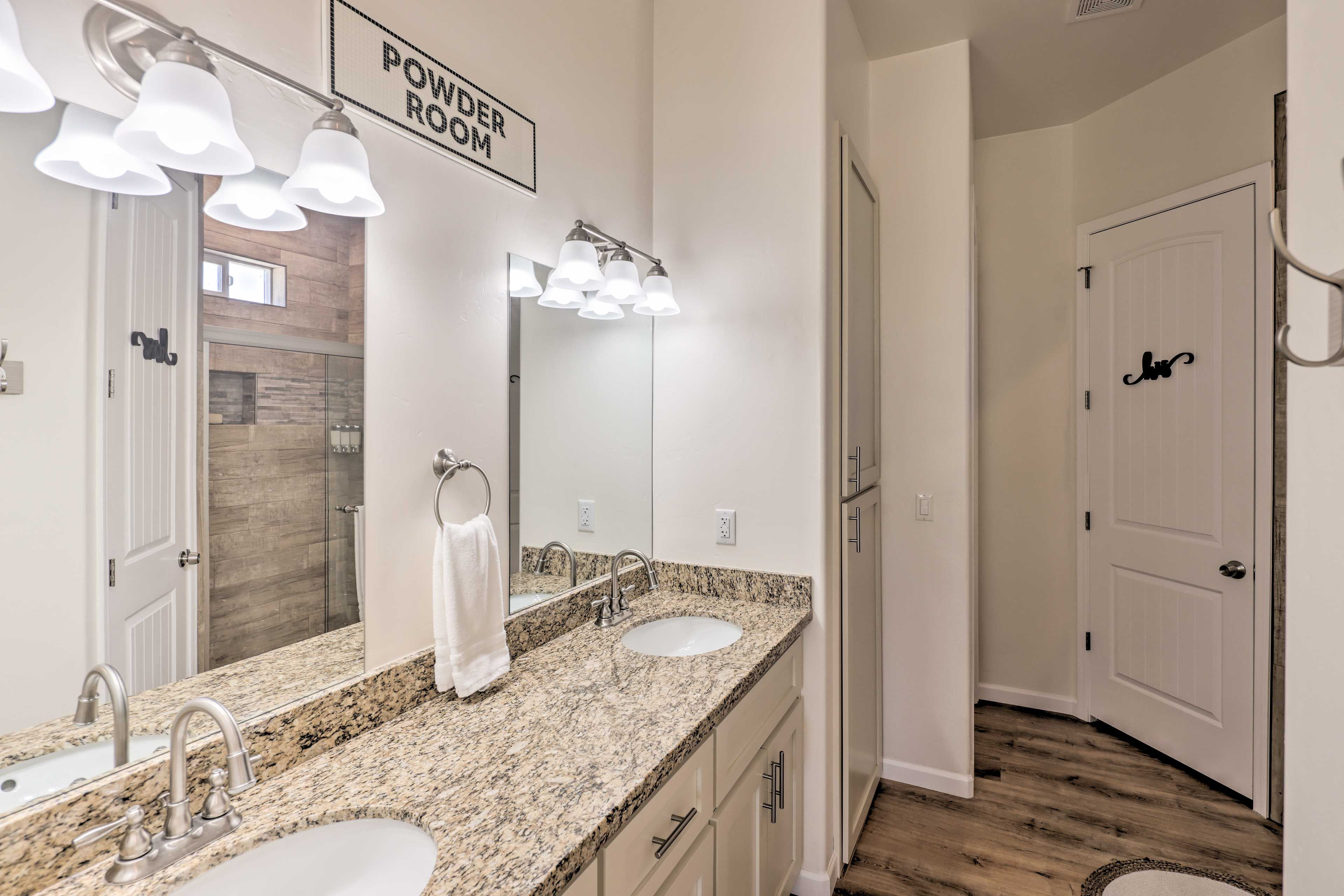 En-Suite Bathroom | Linens & Towels | Hair Dryer | Complimentary Toiletries