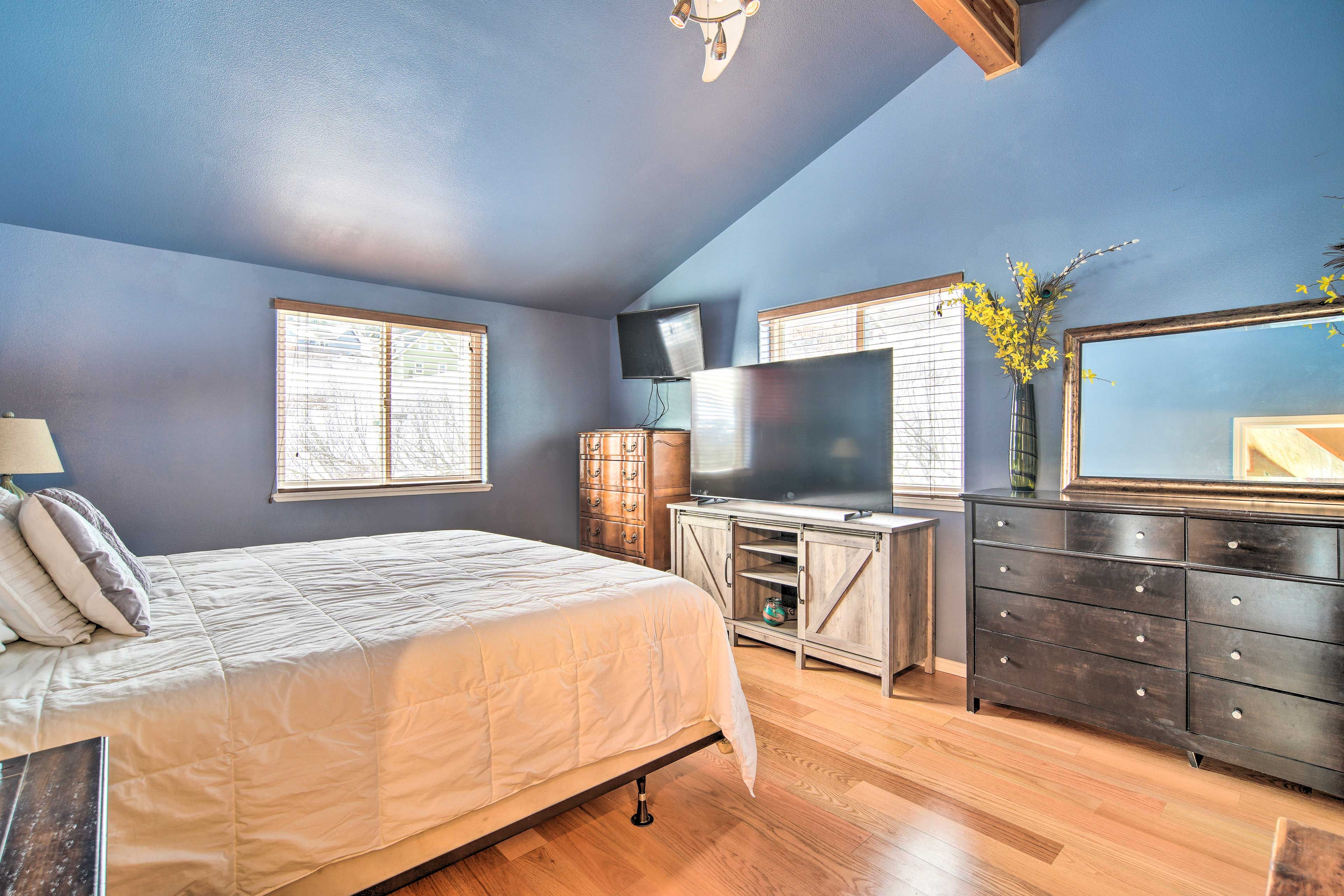 Bedroom 1 | 2 Smart TVs