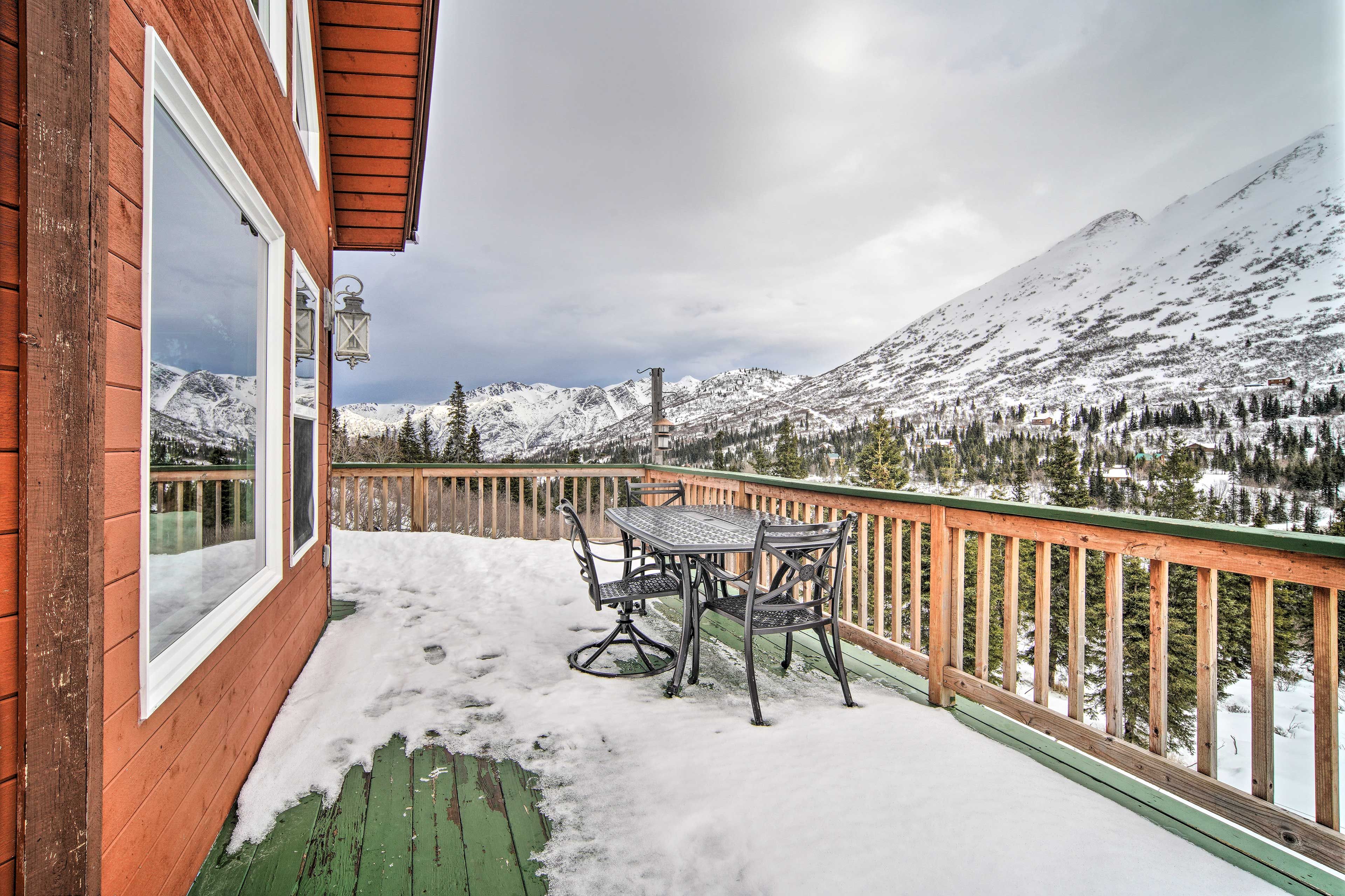 Wraparound Deck | Dining Area