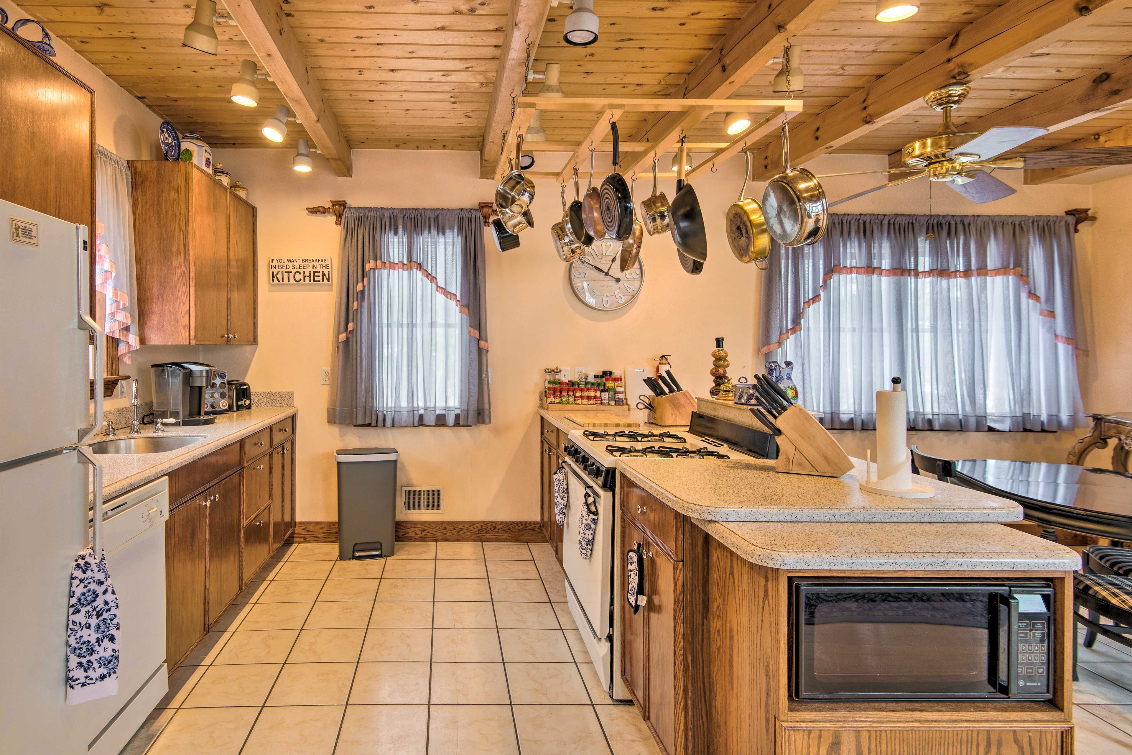 Fully Equipped Kitchen | Main Floor